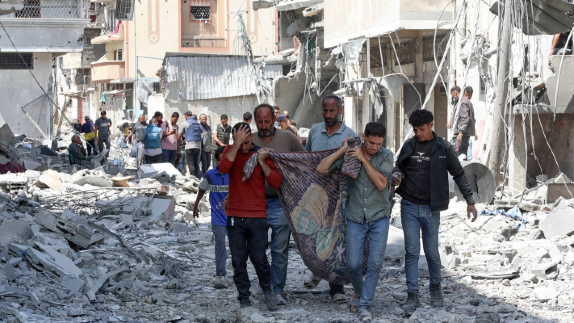 فلسطينيون يحملون أحد الشهداء في حي الزيتون بغزة