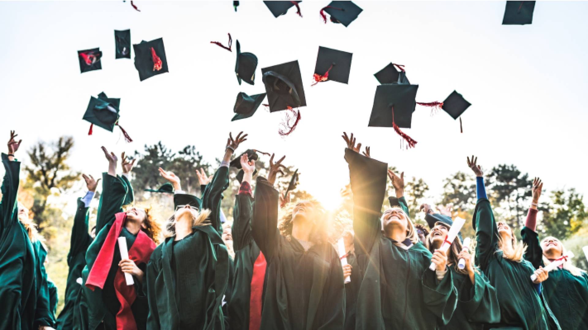 "طلاب يرمون قبعاتهم فرحا بتخرجهم