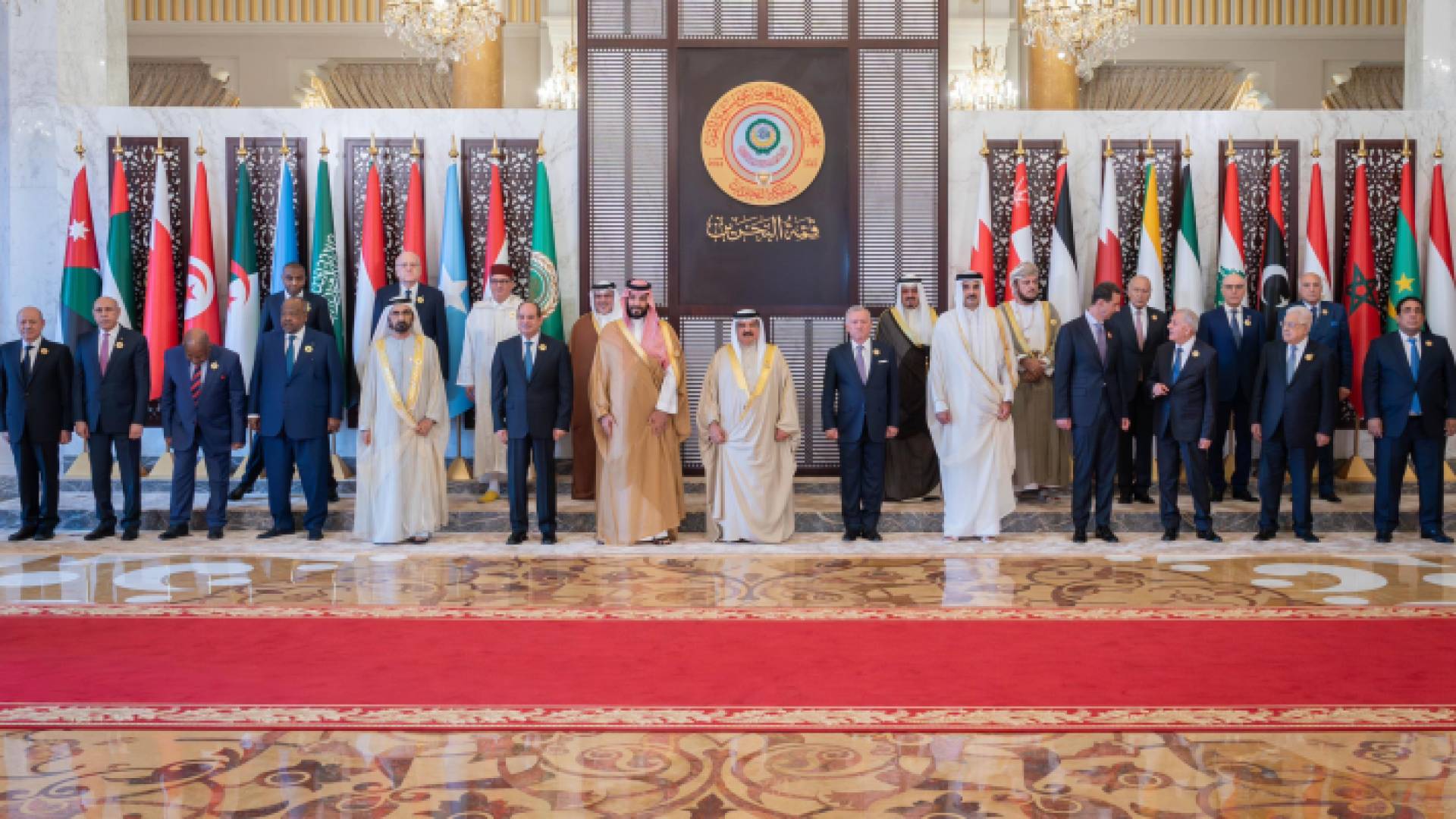 لوحة تجمع أعلام الدول العربية في البحرين