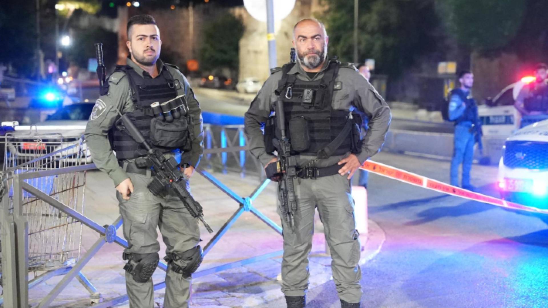 جنديان من شرطة الاحتلال في موقع عملة الطعن، حسبما زعمت شرطة الاحتلال