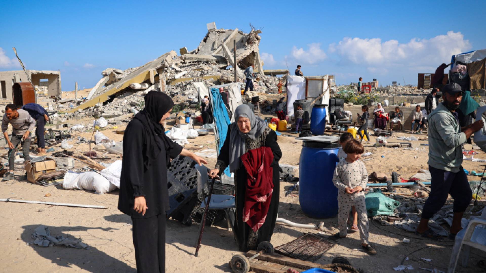 فلسطينيون نازحون يجمعون أمتعتهم في رفح - AFP