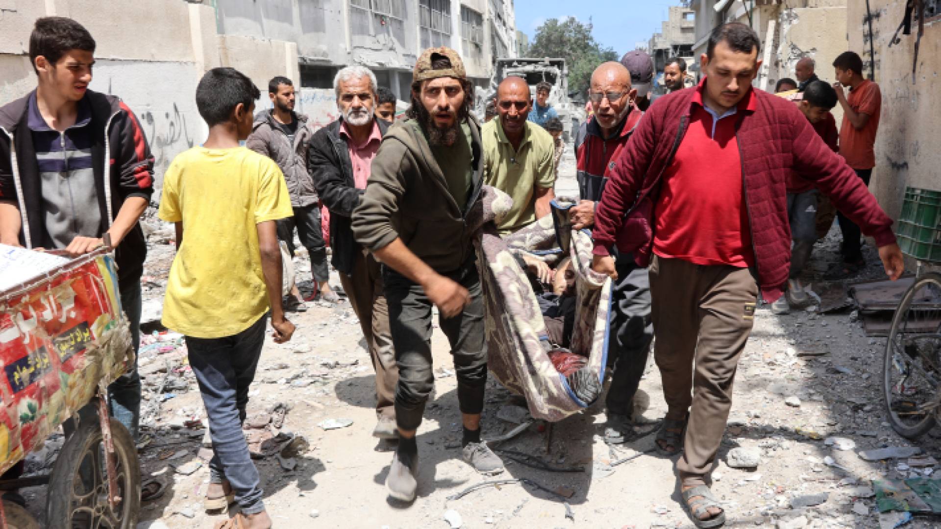 فلسطينيون يحملون أحد الشهداء