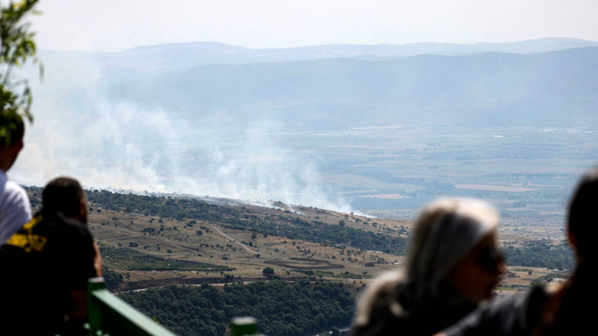 تصاعد الدخان بموقع ضربة صاروخية من لبنان