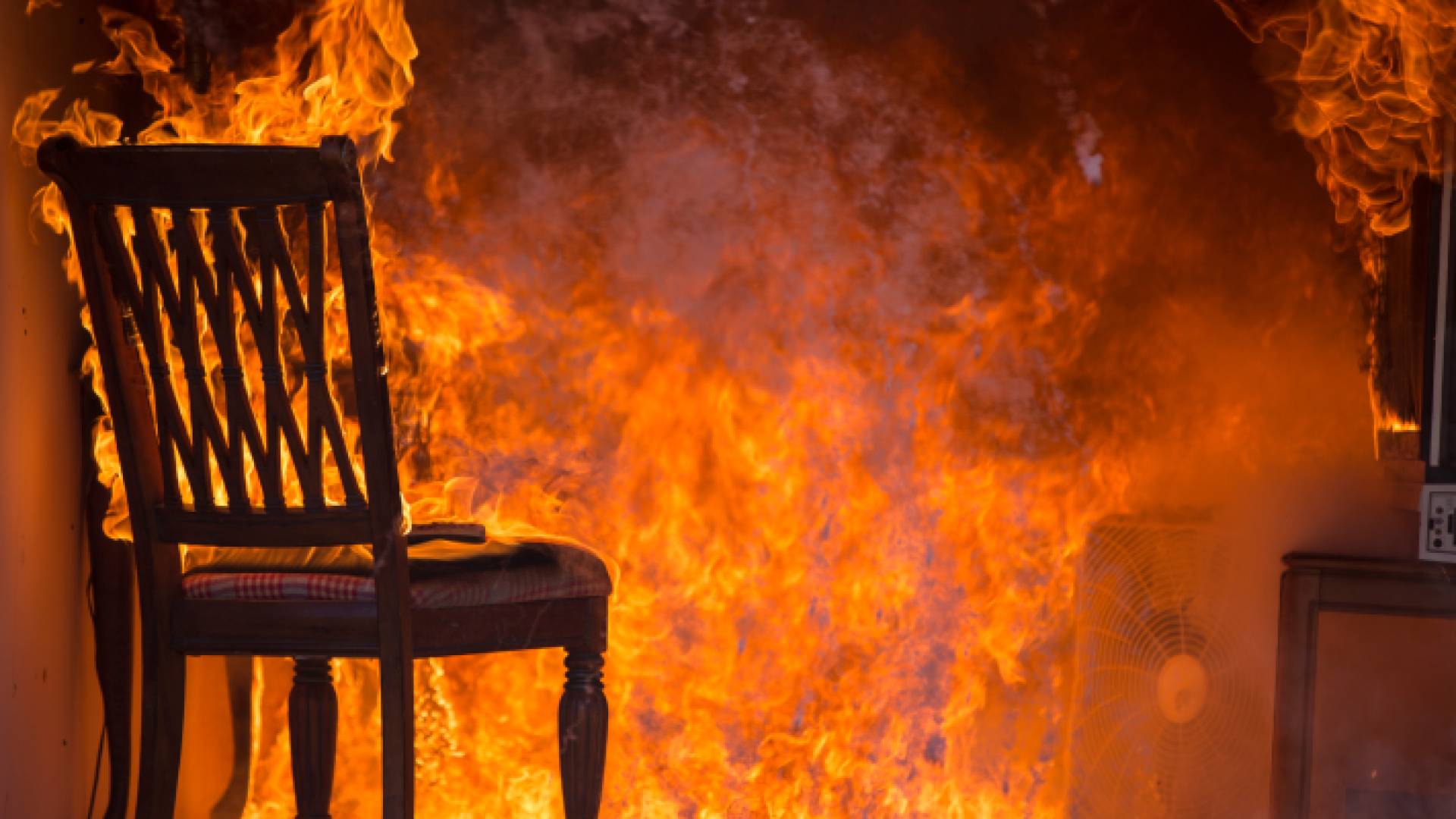 صورة تعبر عن حريق منزل