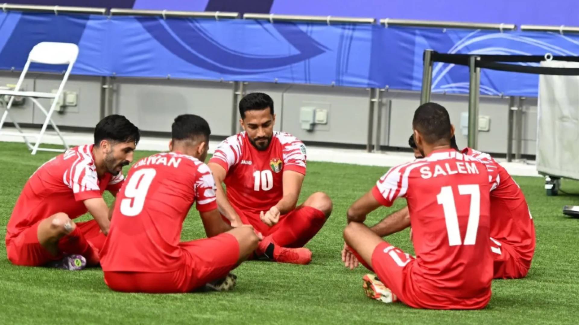 لاعبو المنتخب الوطني يحتفلون بهدف سابق