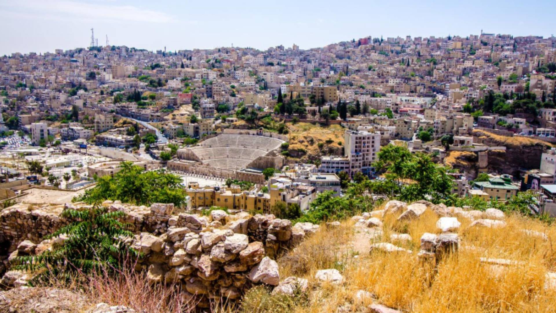 أجواء مشمسة في أحد المناطق وسط عمان