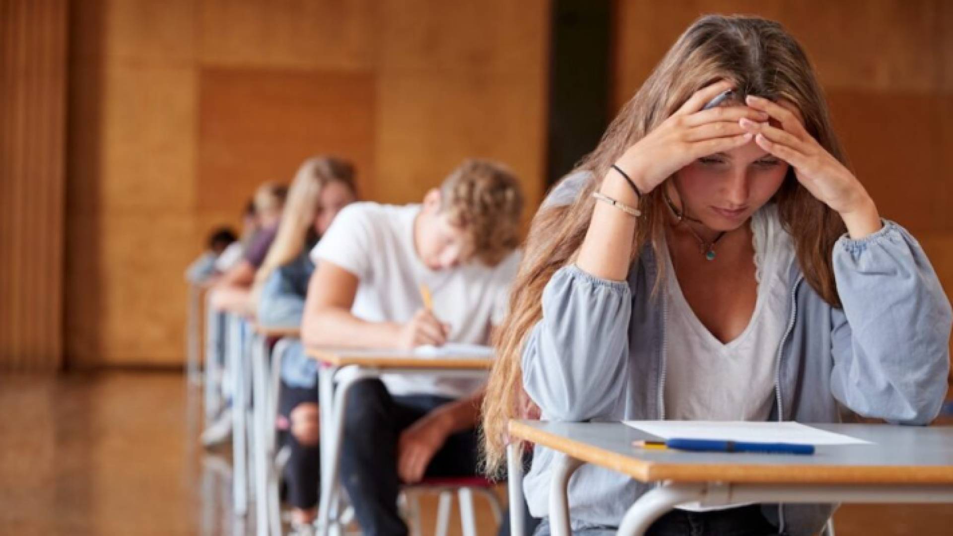 طالبة تقدم اختبار - تعبيرية