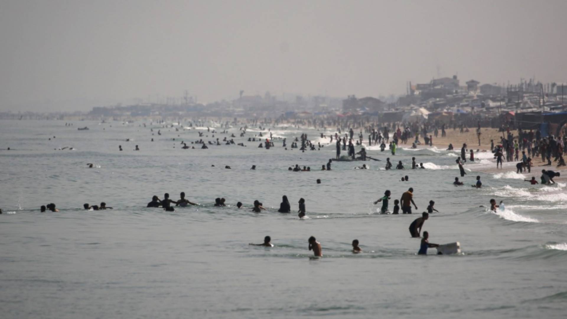 شاطئ مدينة رفح جنوبي قطاع غزة على البحر الأبيض المتوسط