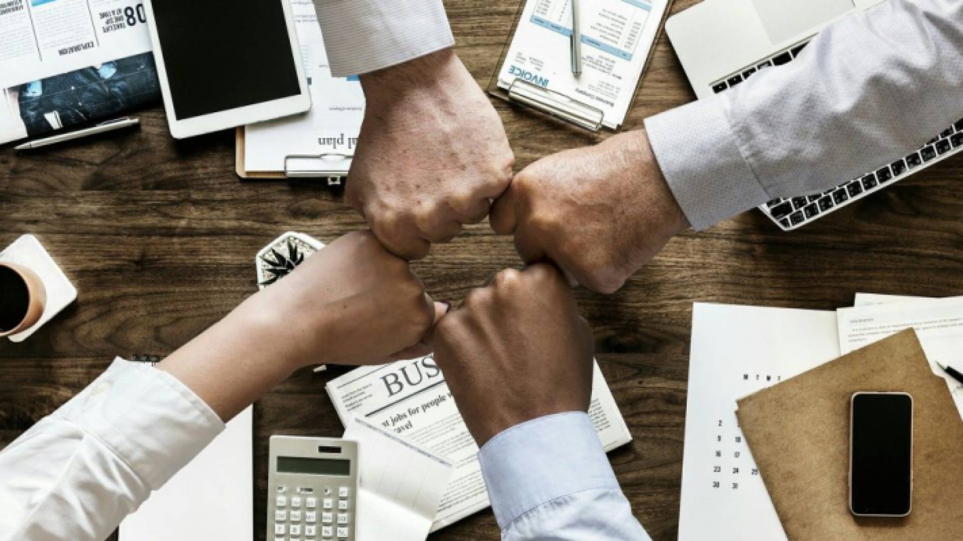 صورة تعبيرية لموظفين