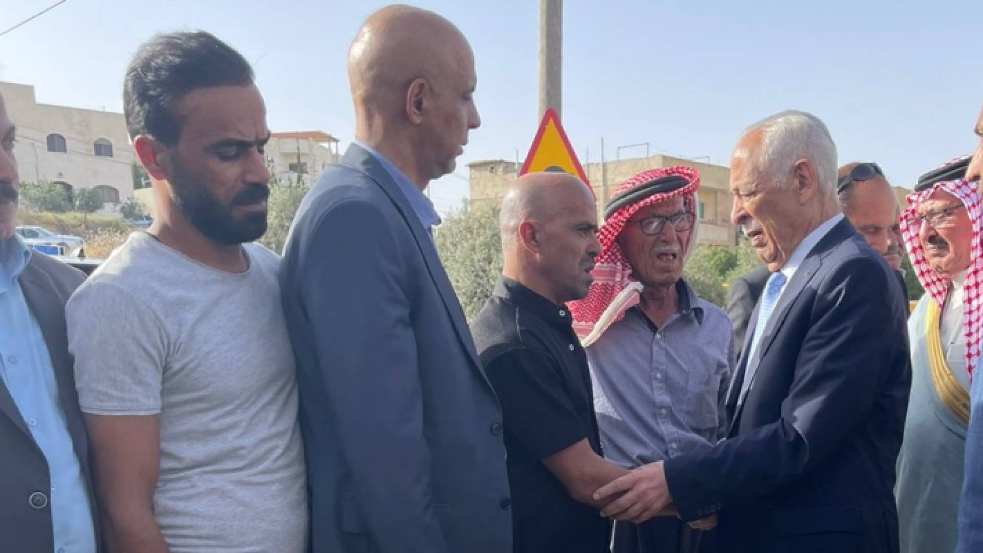 رئيس الديوان الملكي العيسوي خلال تقديمه بواجب العزاء لعشيرة العجارمة