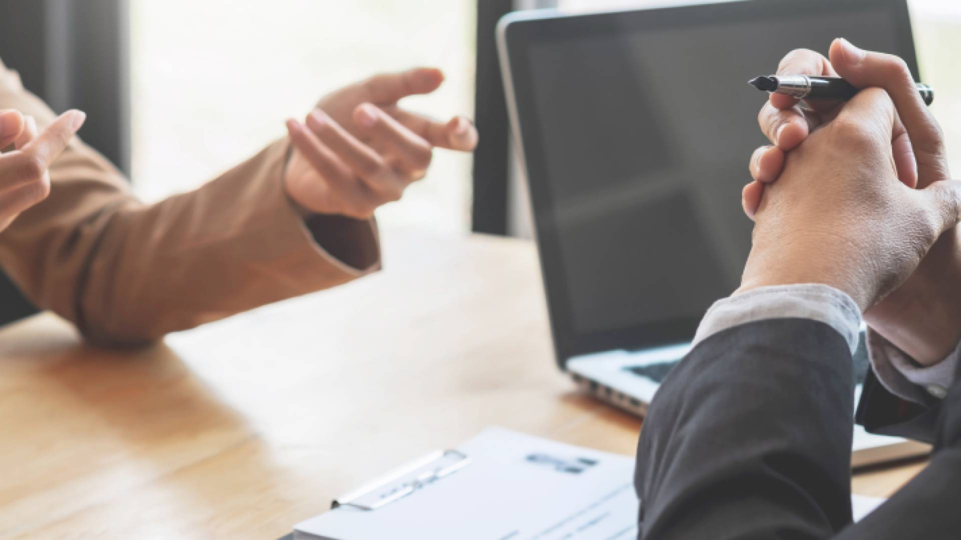 موظف ومدير "تعبيرية"