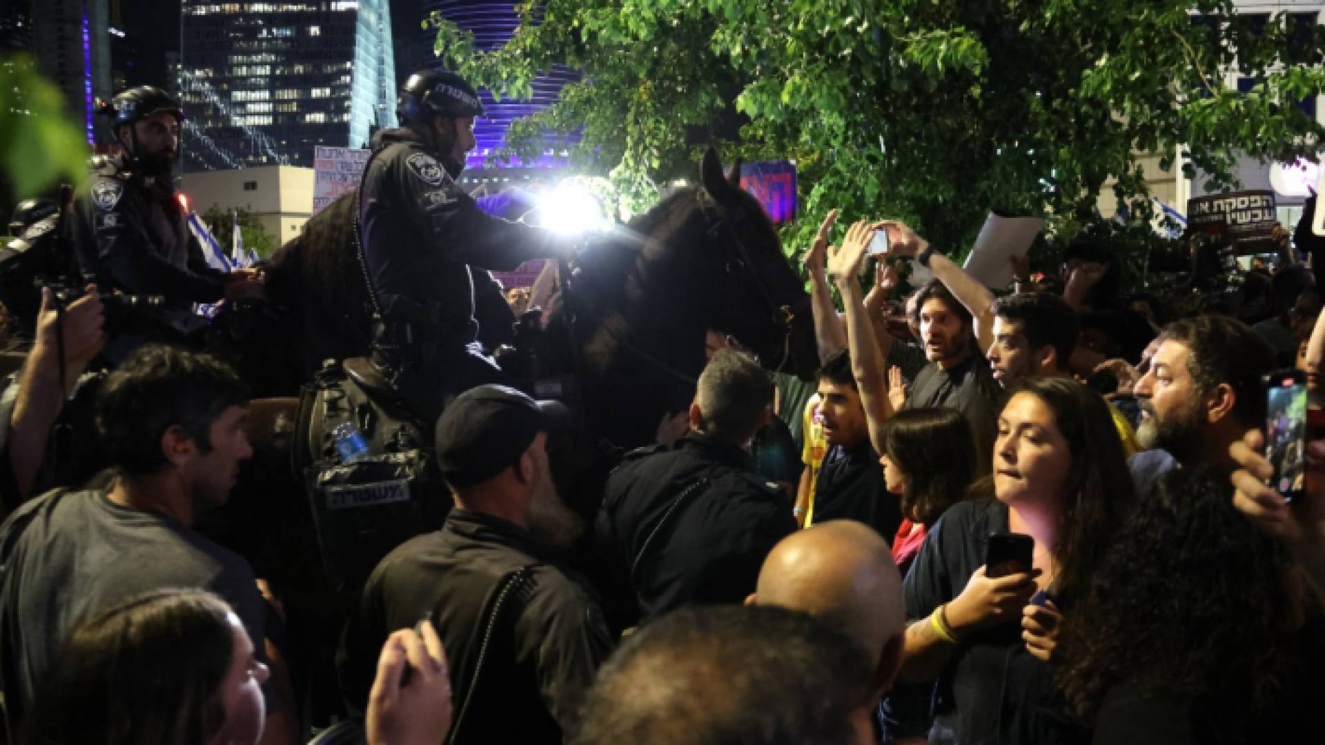 مواجهات بين متظاهرين وشرطة الاحتلال في تل أبيب