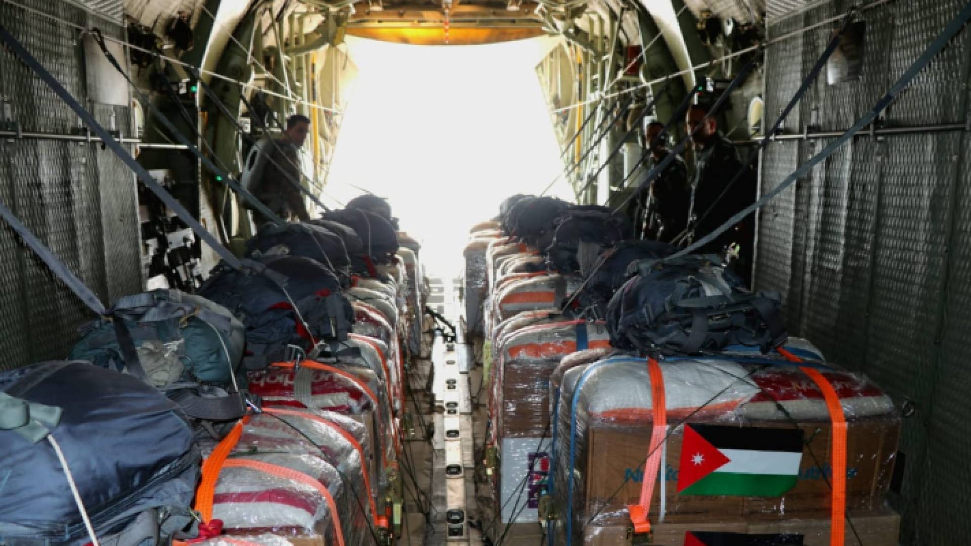 إنزال جوي لمظلات تحمل مساعدات على غزة