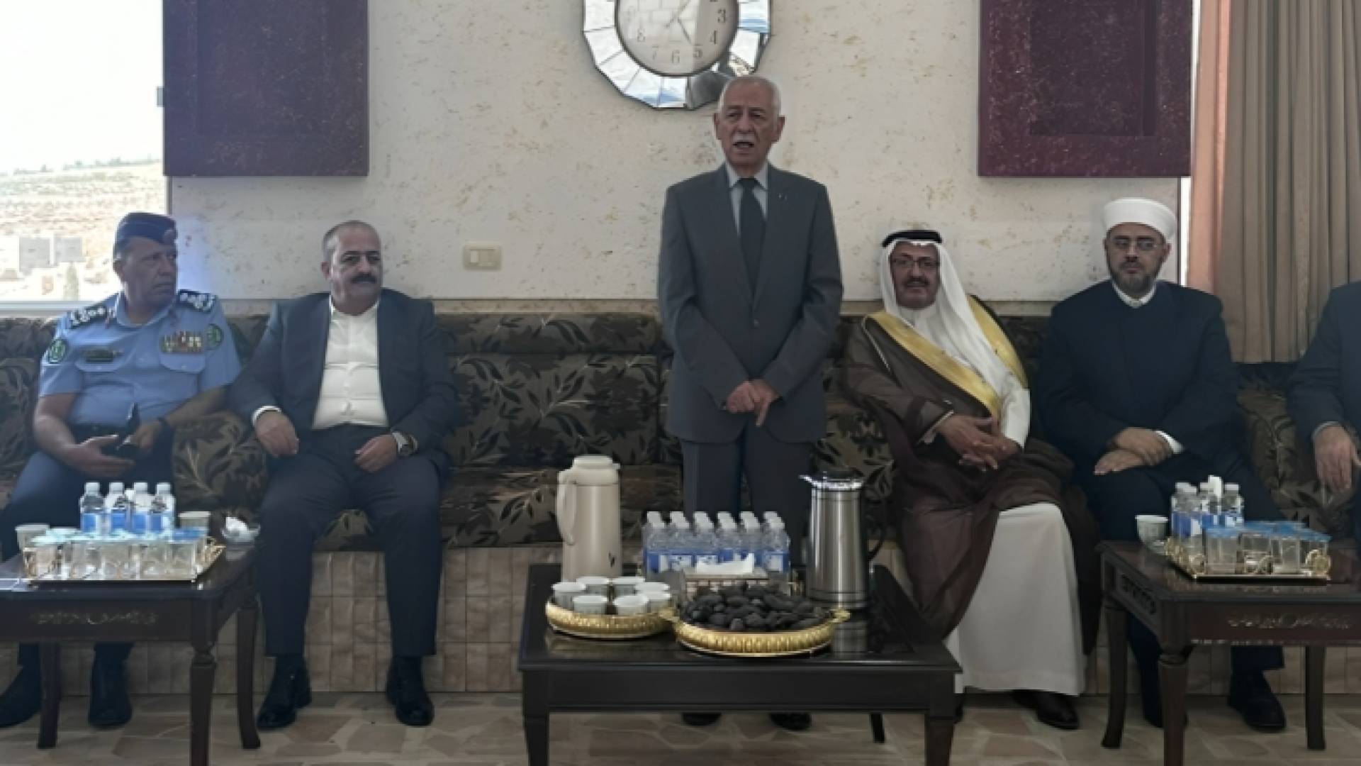 رئيس الديوان الملكي خلال تأديته واجب العزاء إلى عشيرتي آل حداد والعودات