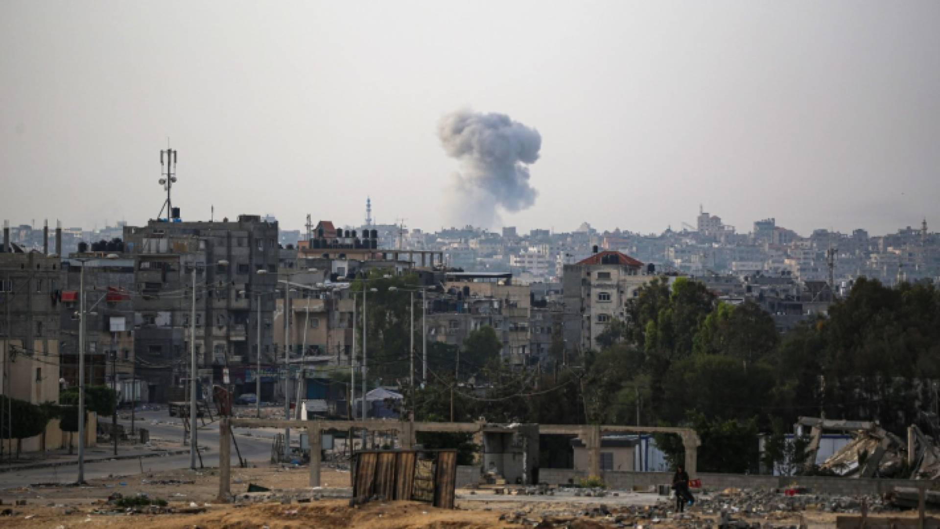دخان يتصاعد من مبنى قصفه الاحتلال