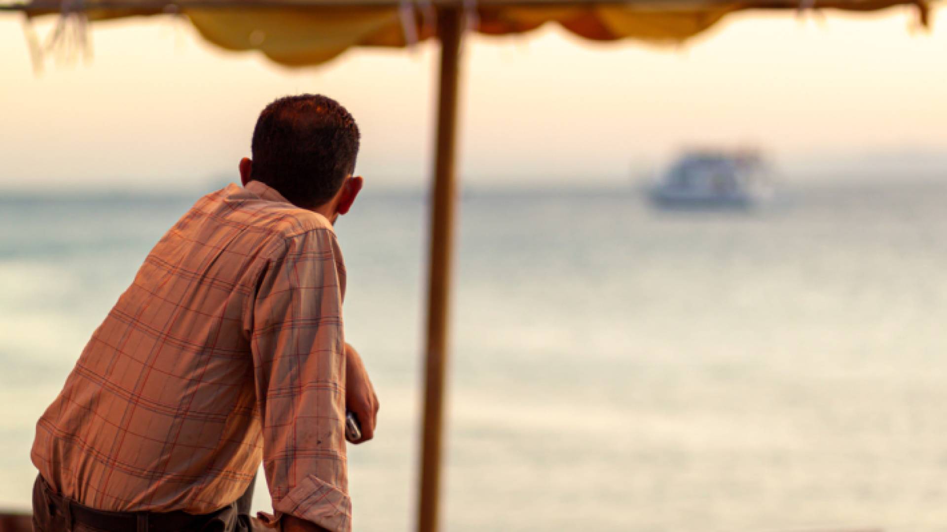 شخص يجلس أردني بالقرب من الشاطئ في العقبة