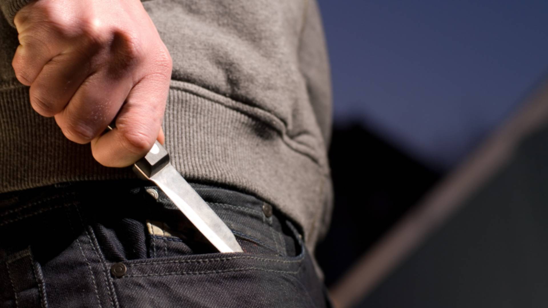 شخص يحمل سكين