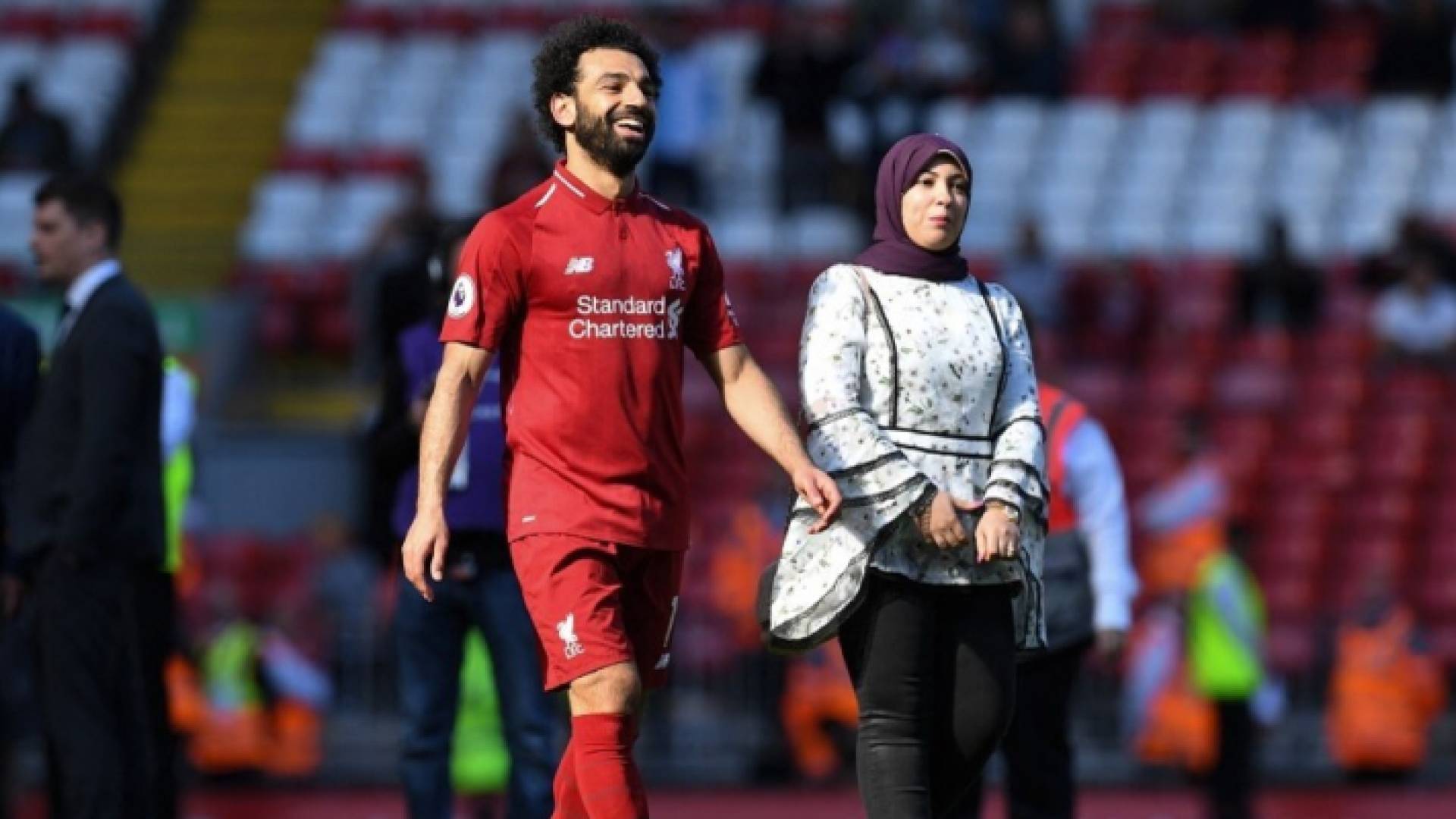 اللاعب المصري محمد صلاح وزوجته