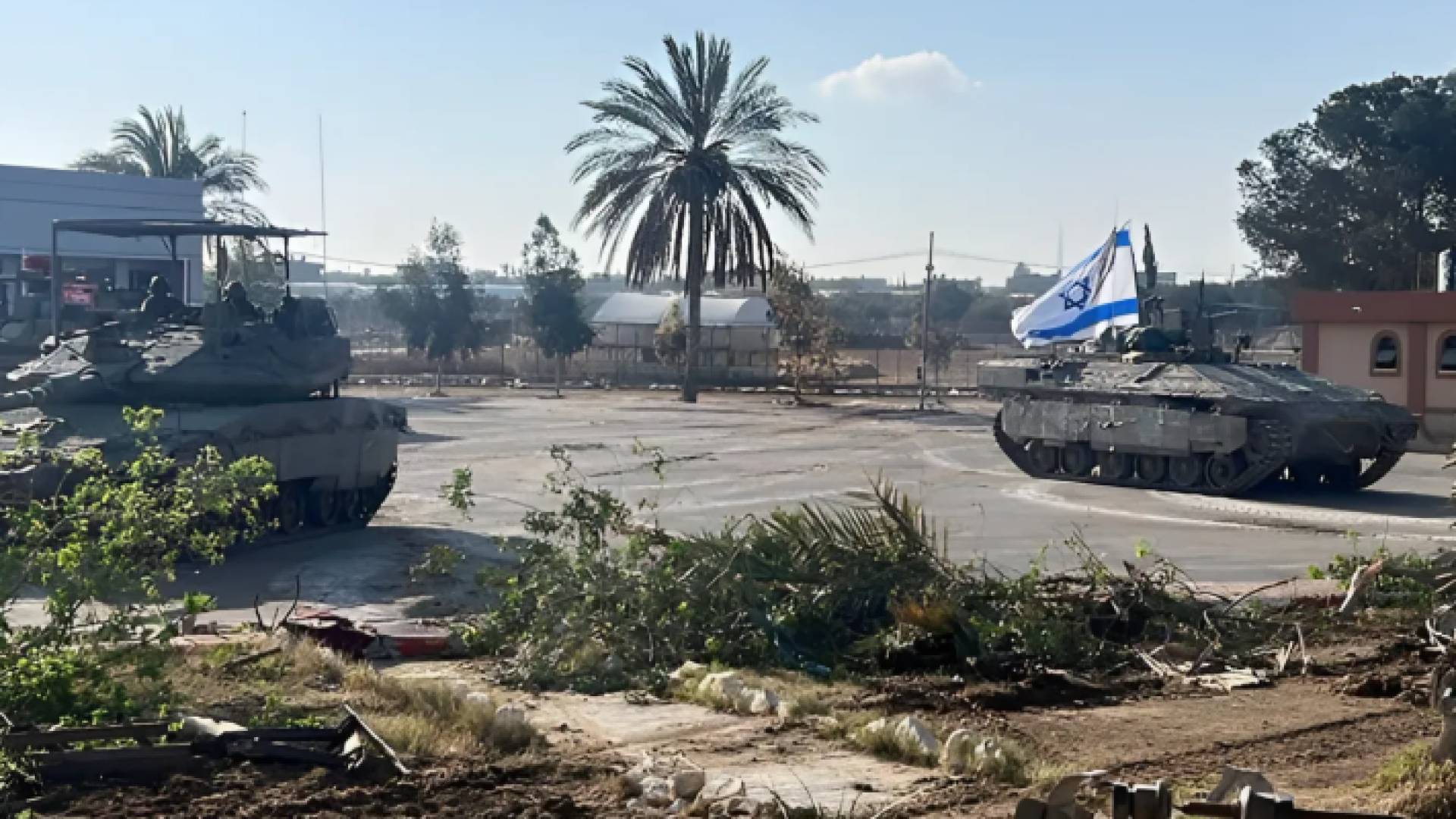 آليات الاحتلال خلال اقتحام معبر رفح