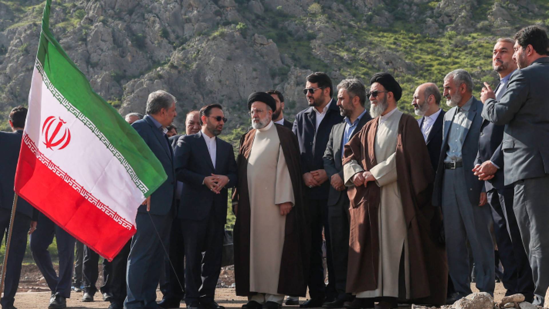 الرئيس الإيراني إبراهيم رئيسي وعدد من المسؤولين قبيل حادثة تحطم الطائرة