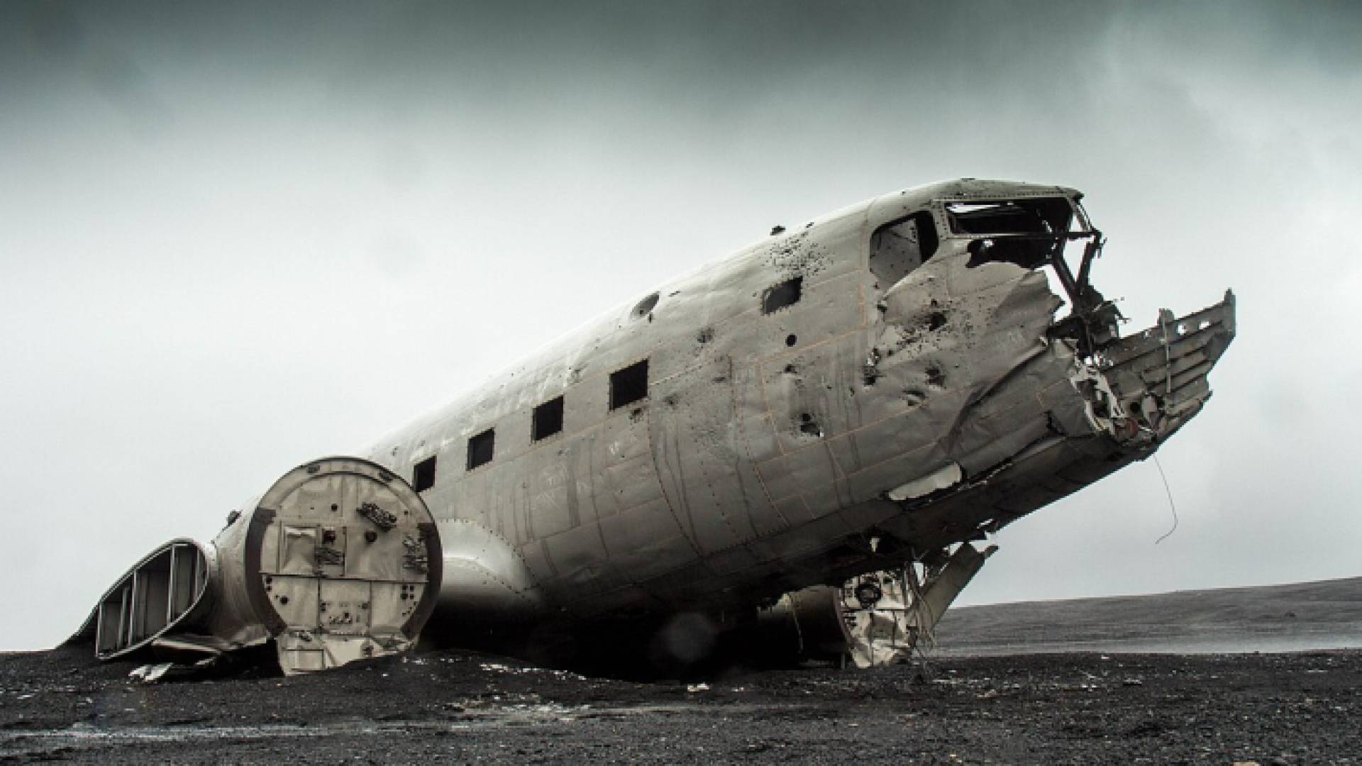طائرة محطمة - تعبيرية