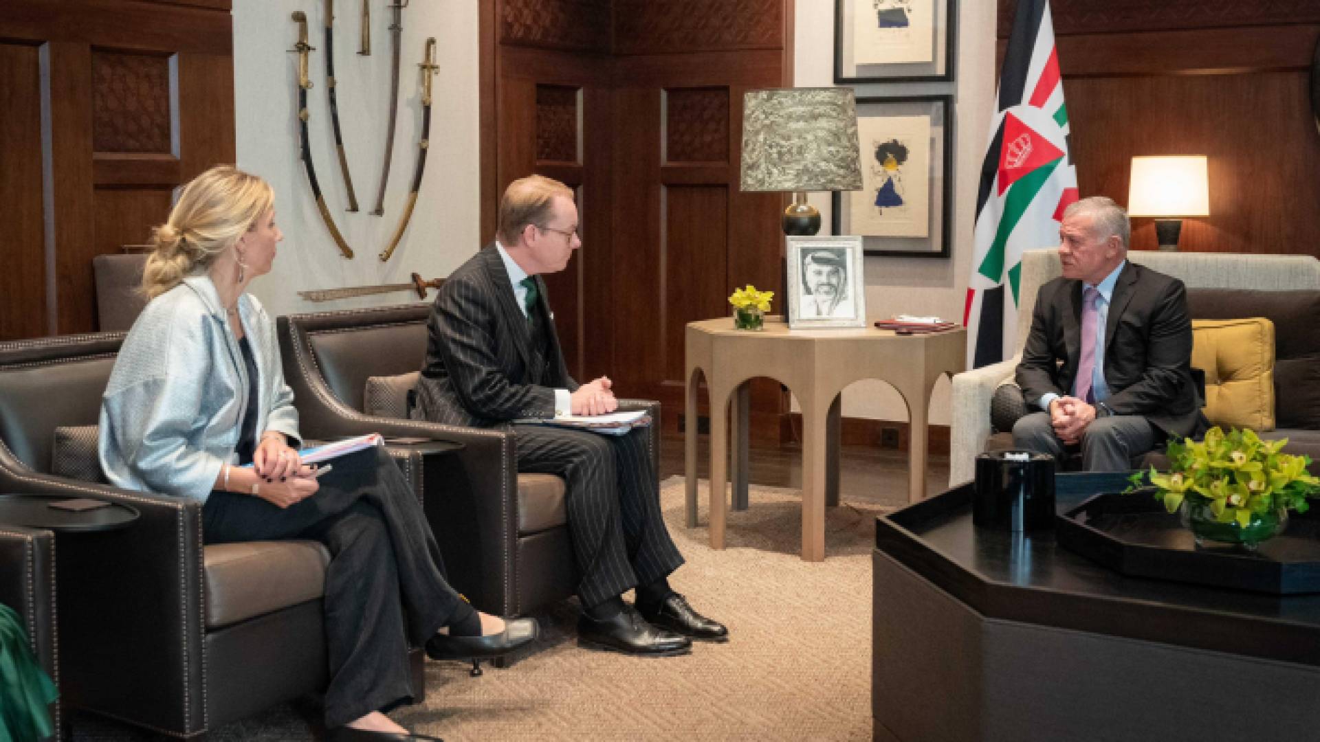 الملك خلال استقبال وزير الخارجية السويدي