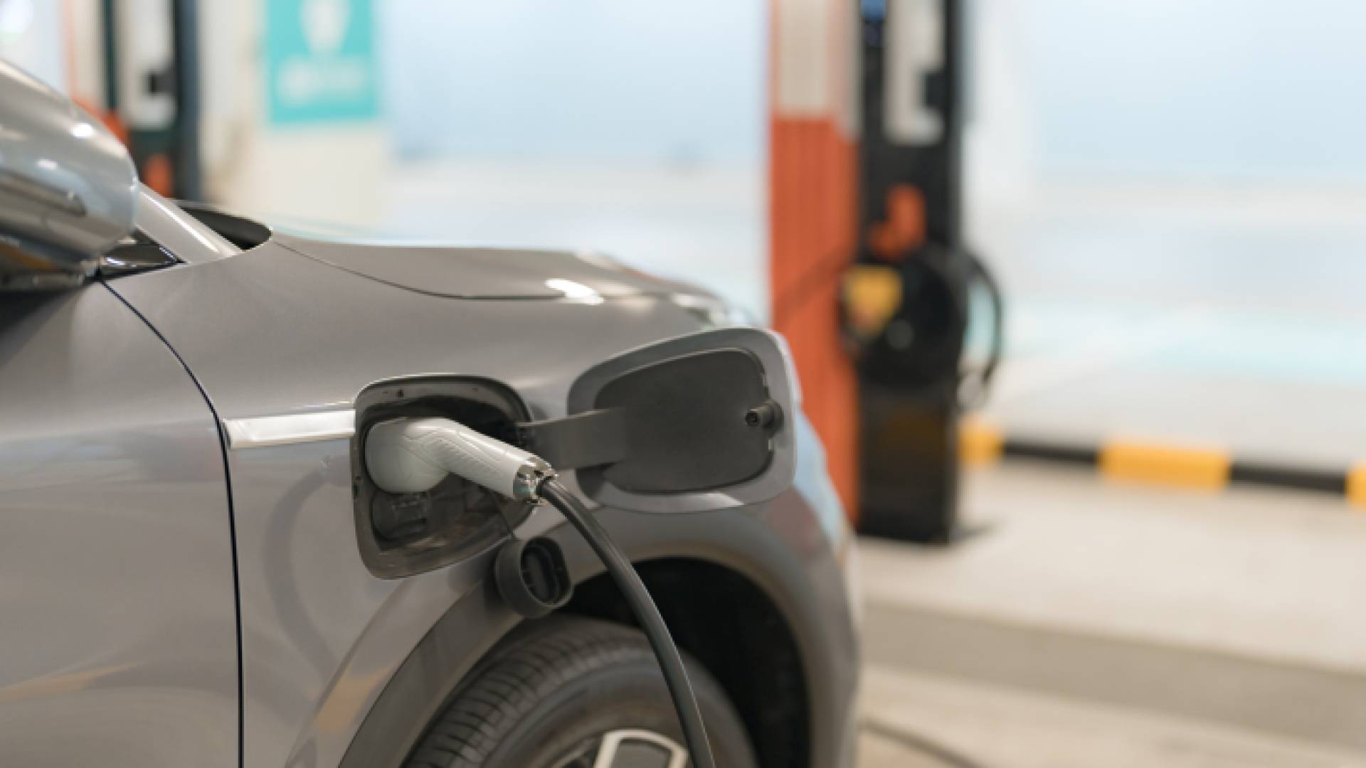 شحن مركبة تعمل على الكهرباء