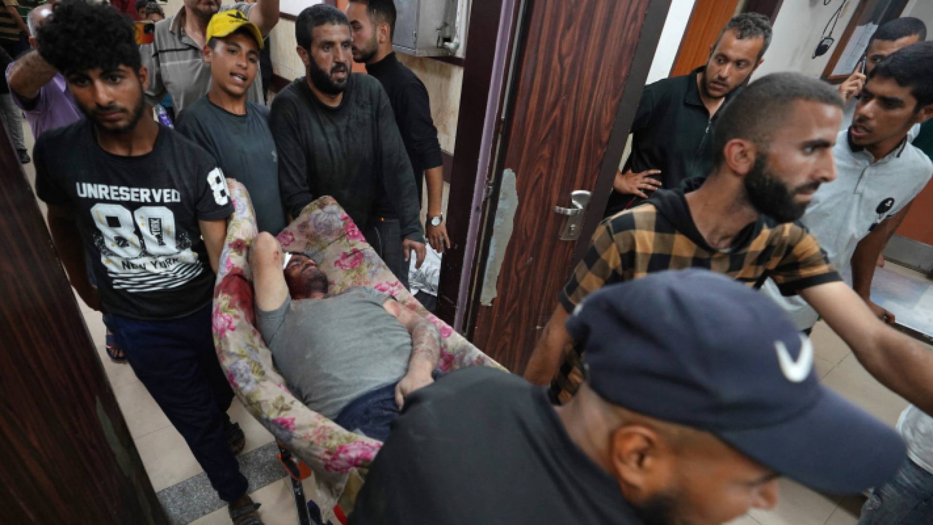 فلسطينيون يحملون أحد الجرحى في غزة