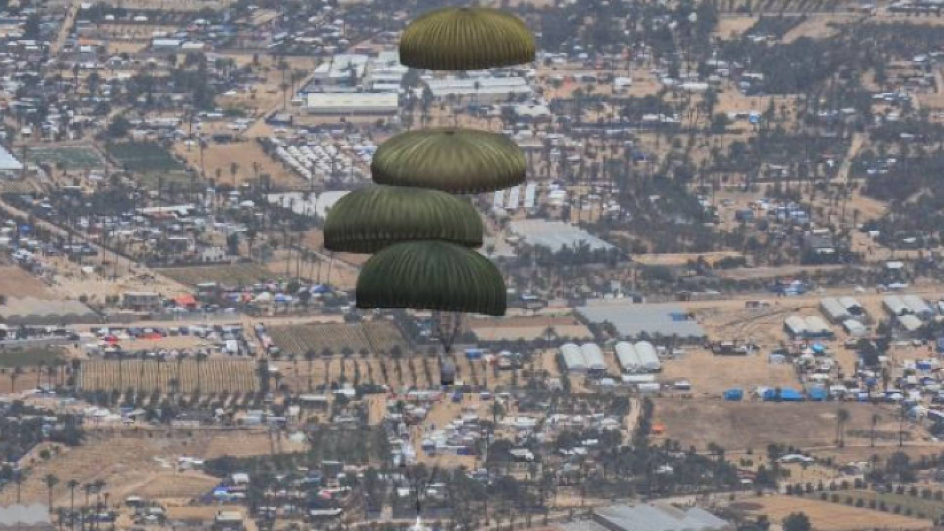 مظلات تحمل مساعدات لغزة