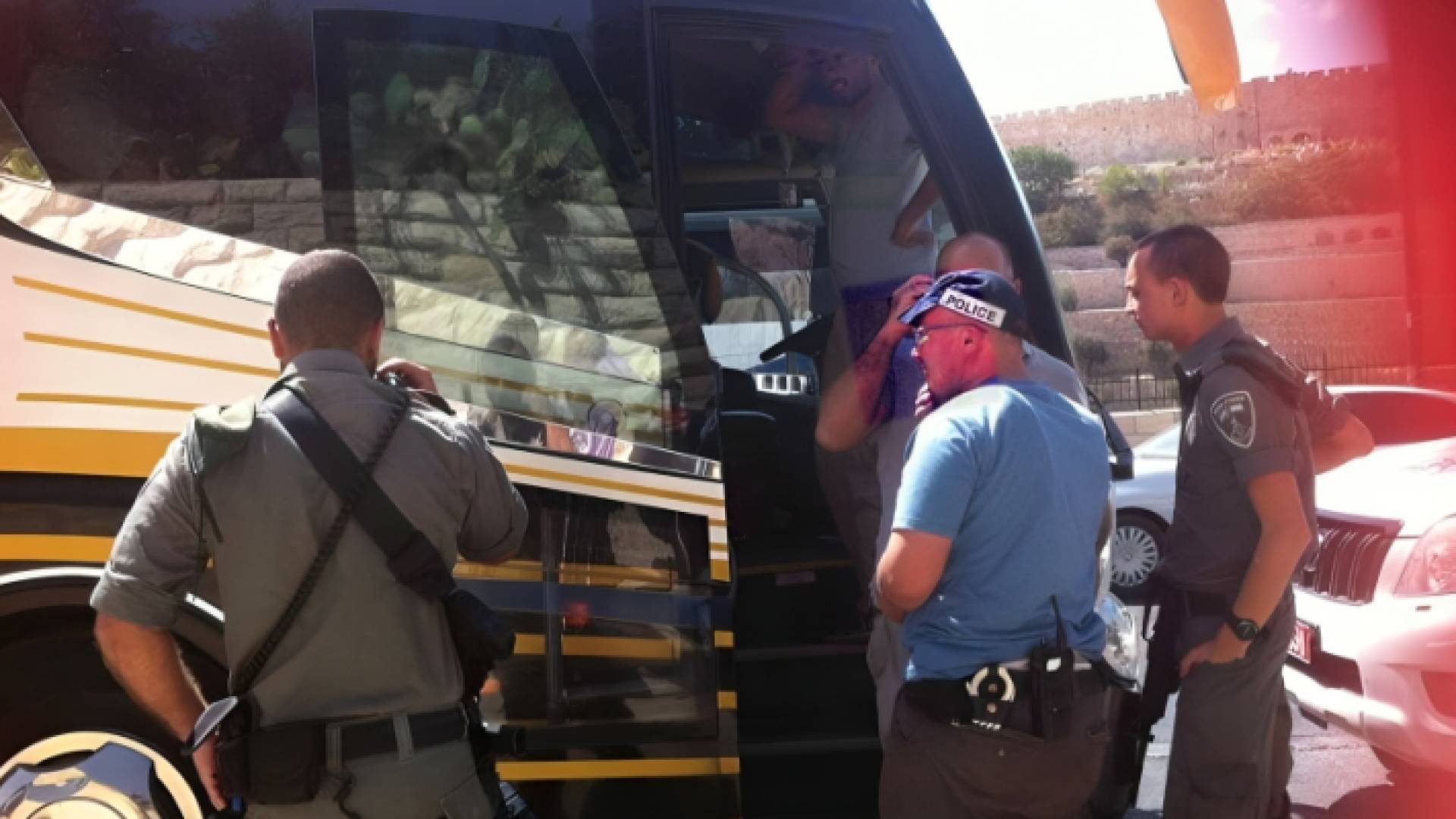 قوات الاحتلال تهاجم حافلة في وقت سابق