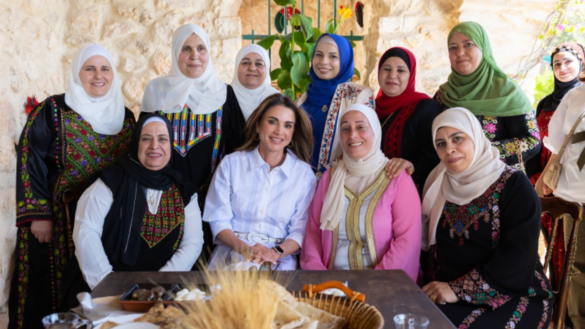 الملكة رانيا العبدالله وعددا من سيدات عيرا ويرقا