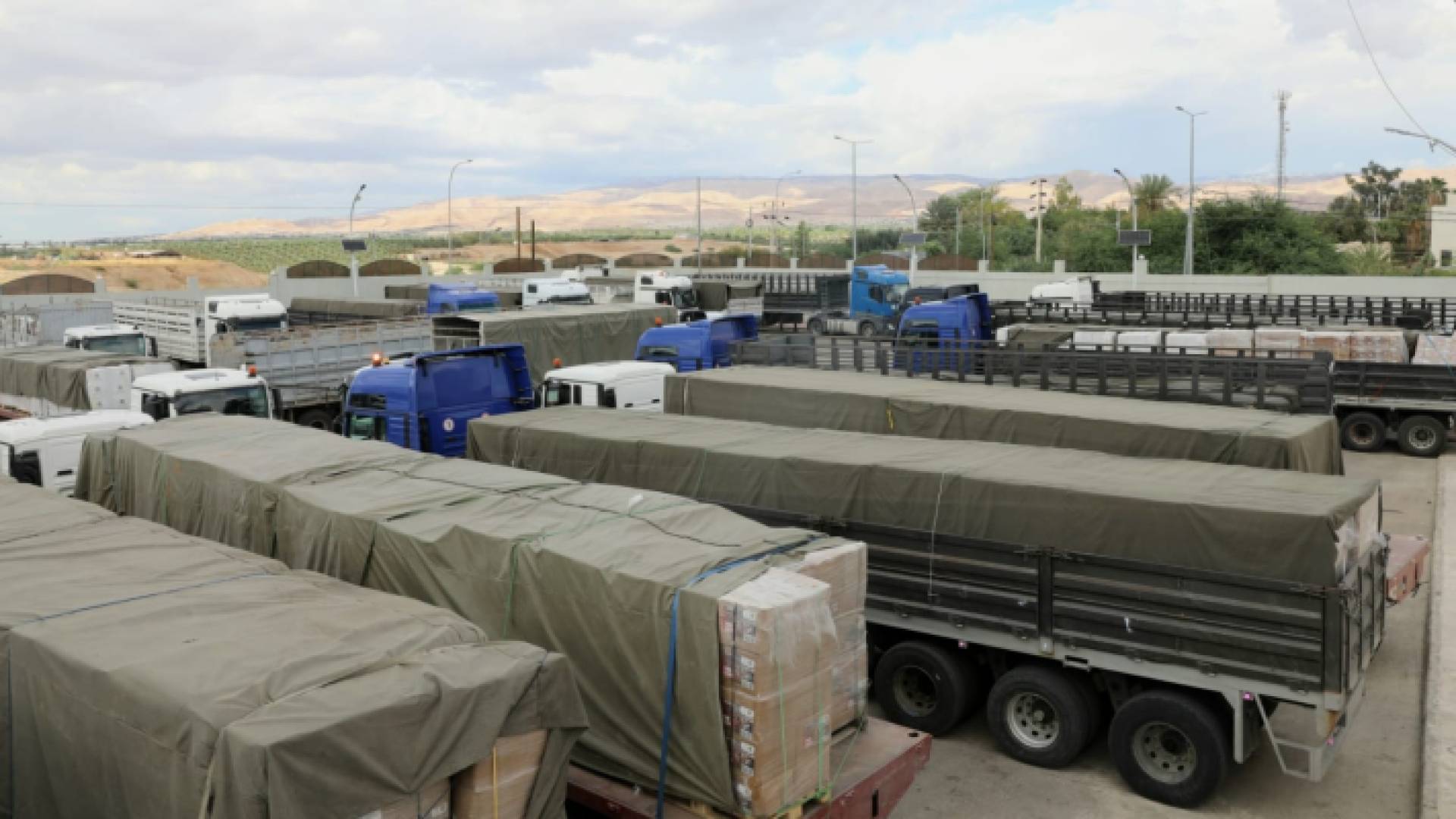 الأردن يسير شاحنات إغاثية للأهل في غزة