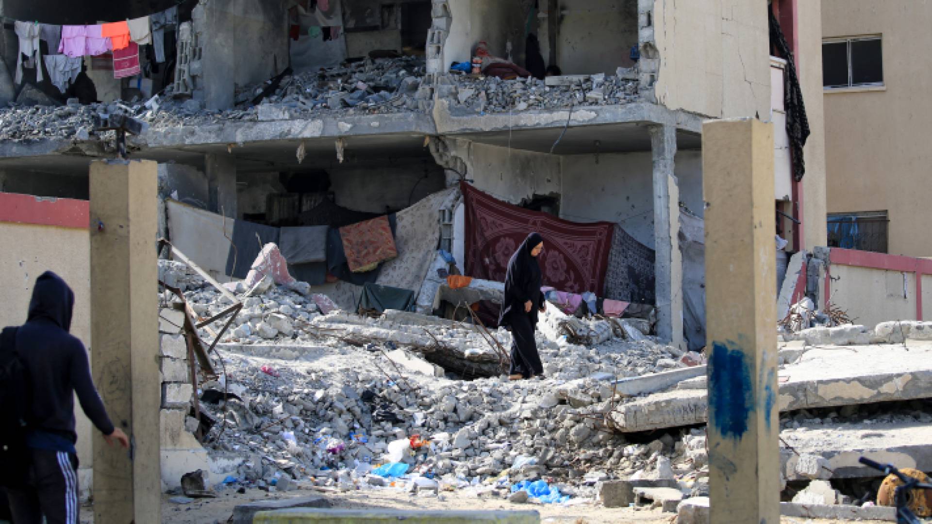 فلسطينيون يتفقدون الأضرار التي لحقت منزلهم بعد غارة جوية في رفح بجنوب قطاع غزة