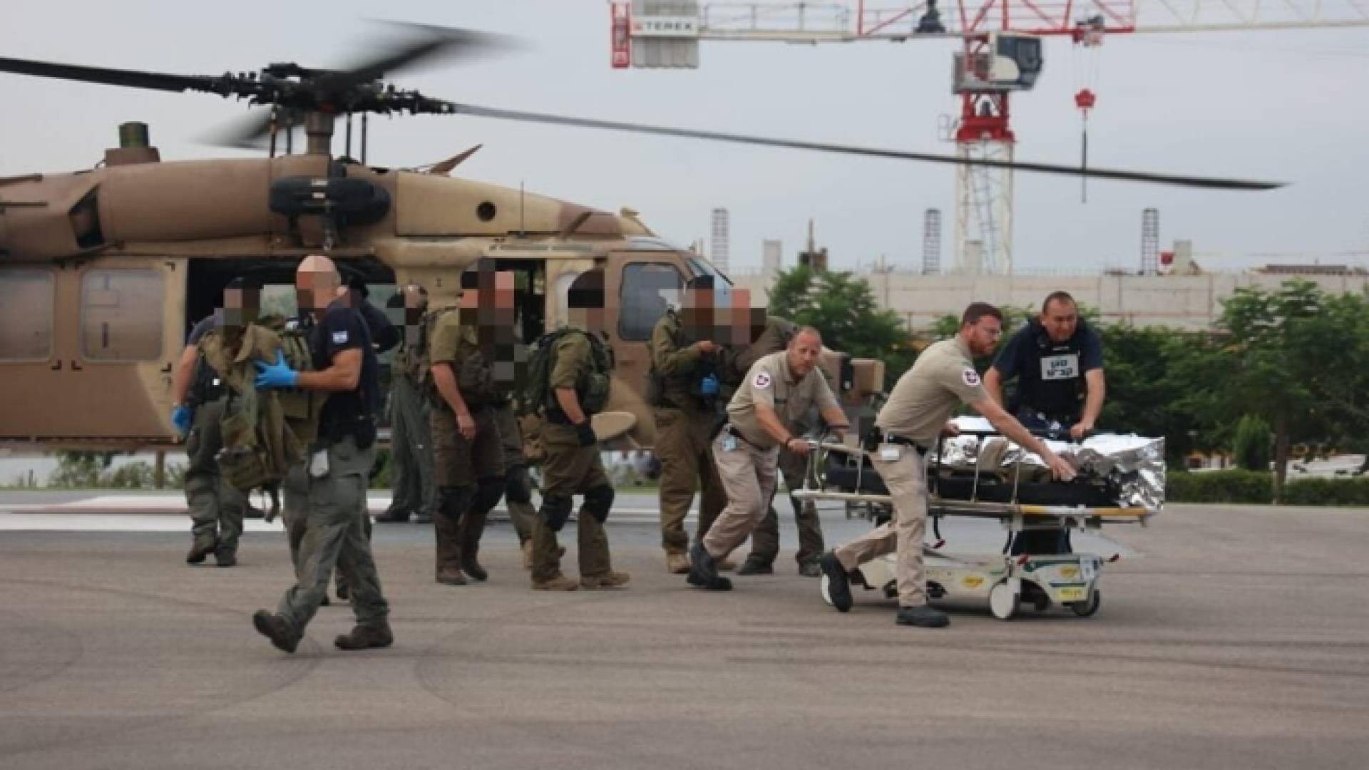 جنود من جيش الاحتلال الإسرائيلي ينقلون أحد قتلاهم