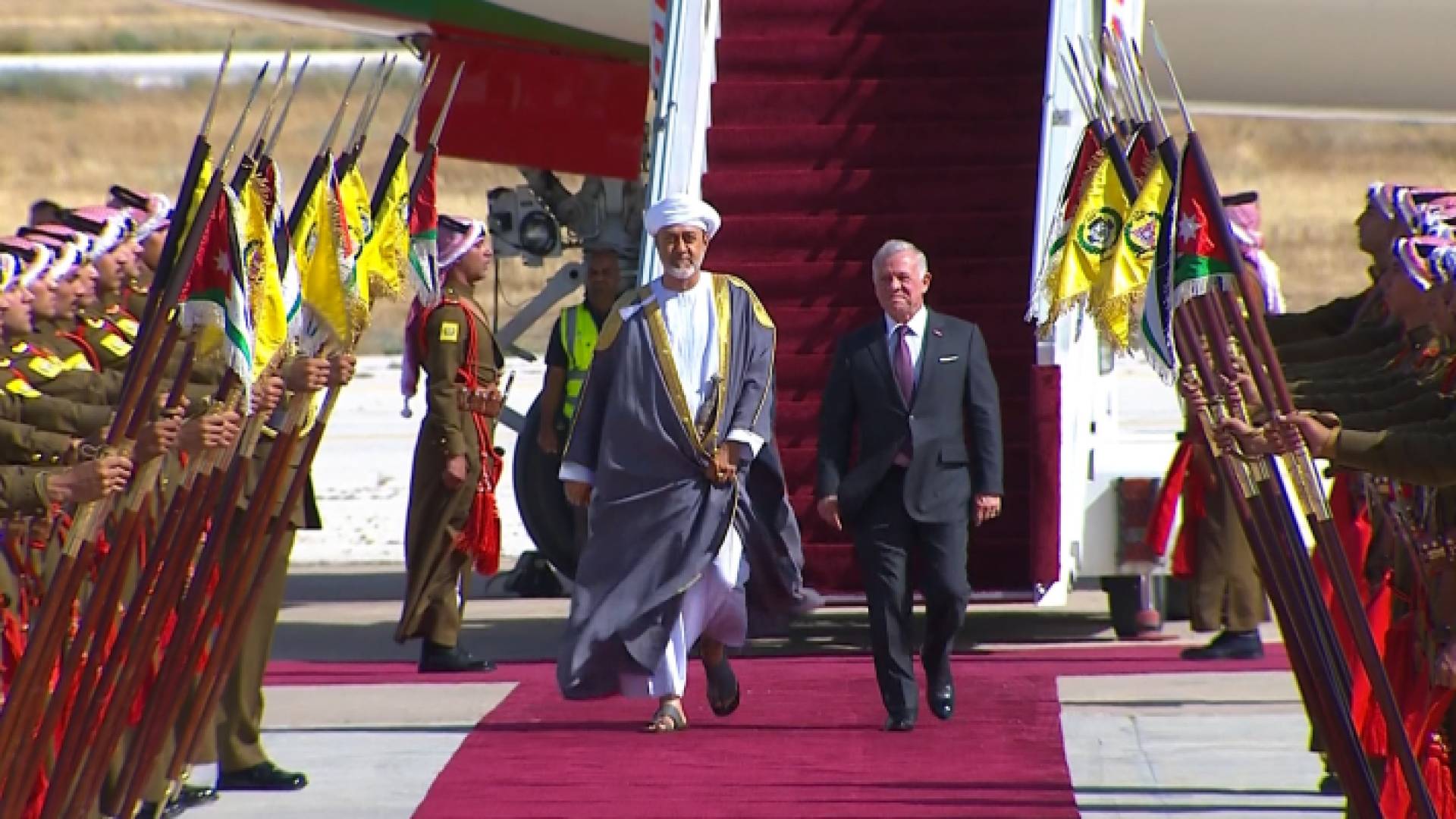 الملك يستقبل سلطان عُمان