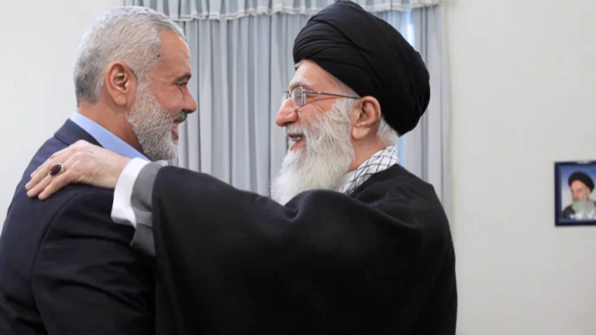 المرشد الإراني علي خامنئي ورئيس المكتب السياسي لحركة حماس اسماعيل هنية