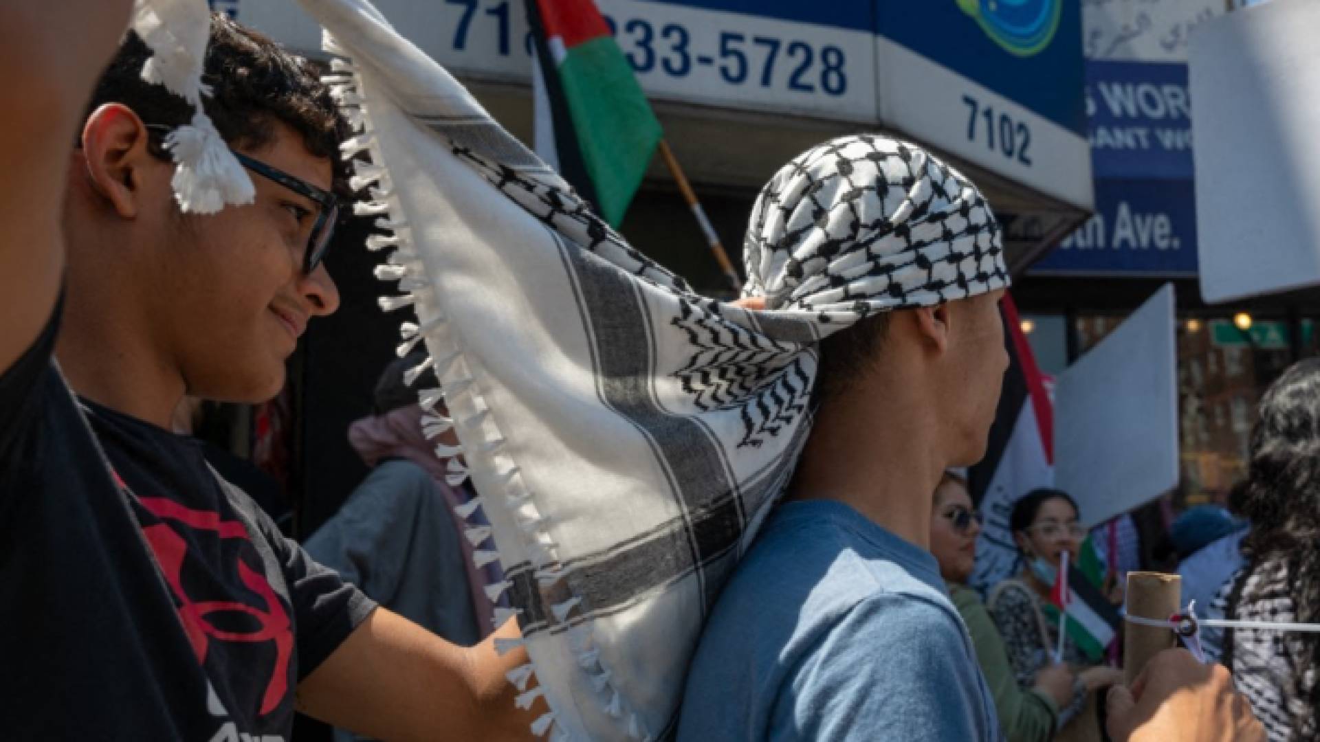 طلبة جامعات أمريكية يرفعون الأعلام الفلسطينية ويرتدون الكوفية "تعبيرية"