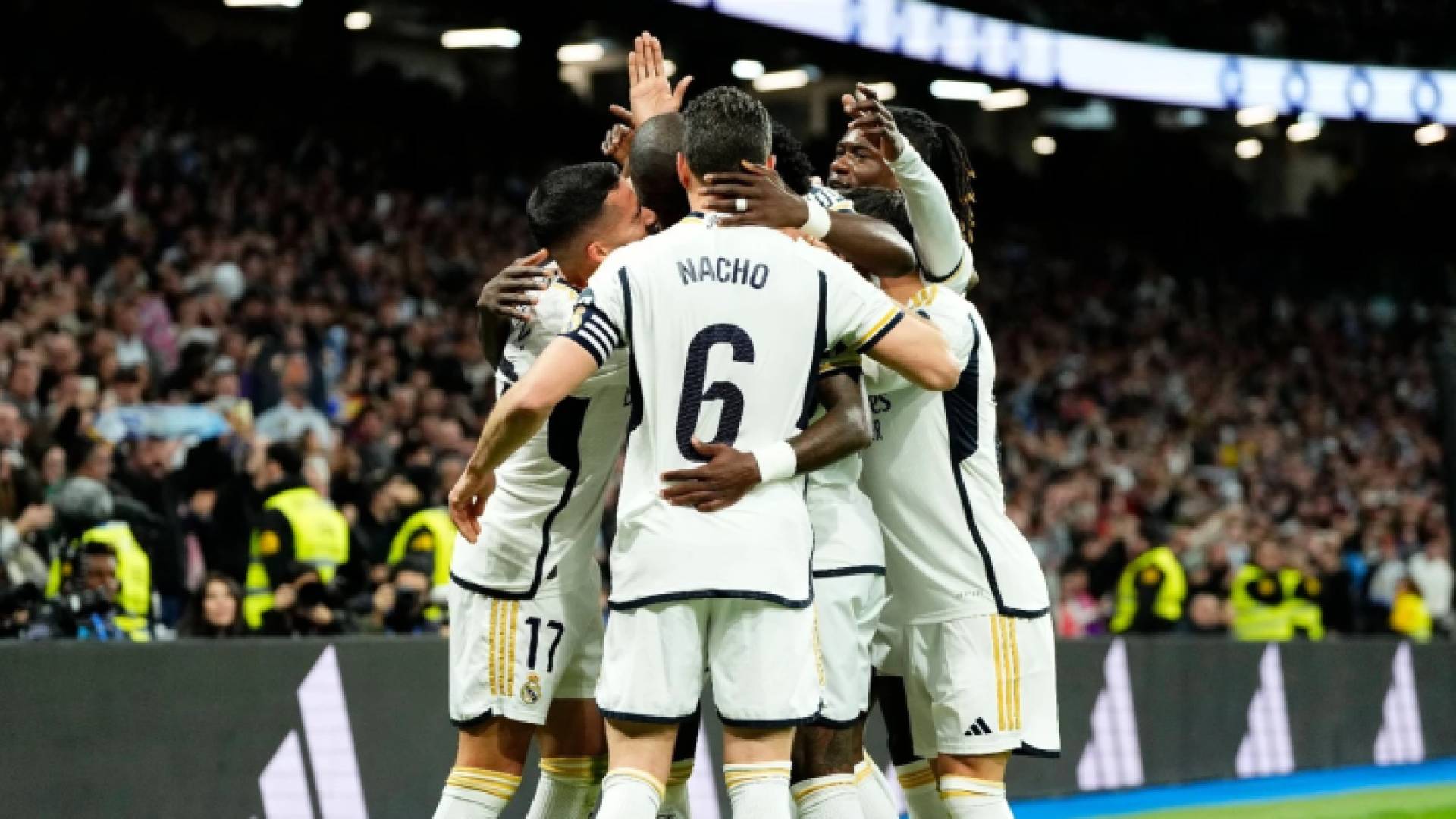 لاعبو ريال مدريد يحتفلون بهدف سابق