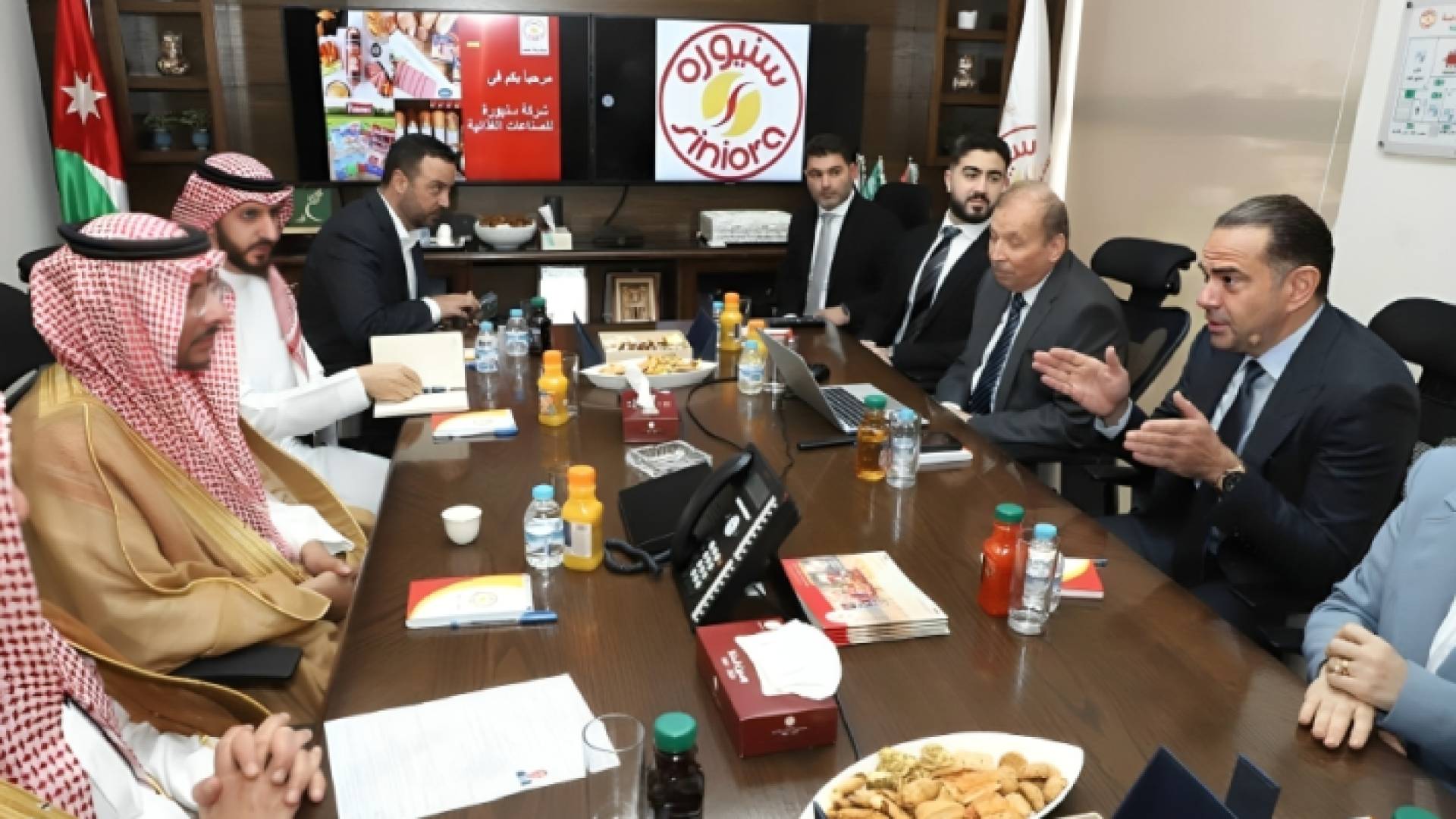 وفد رفيع المستوى يزور شركة سنيورة