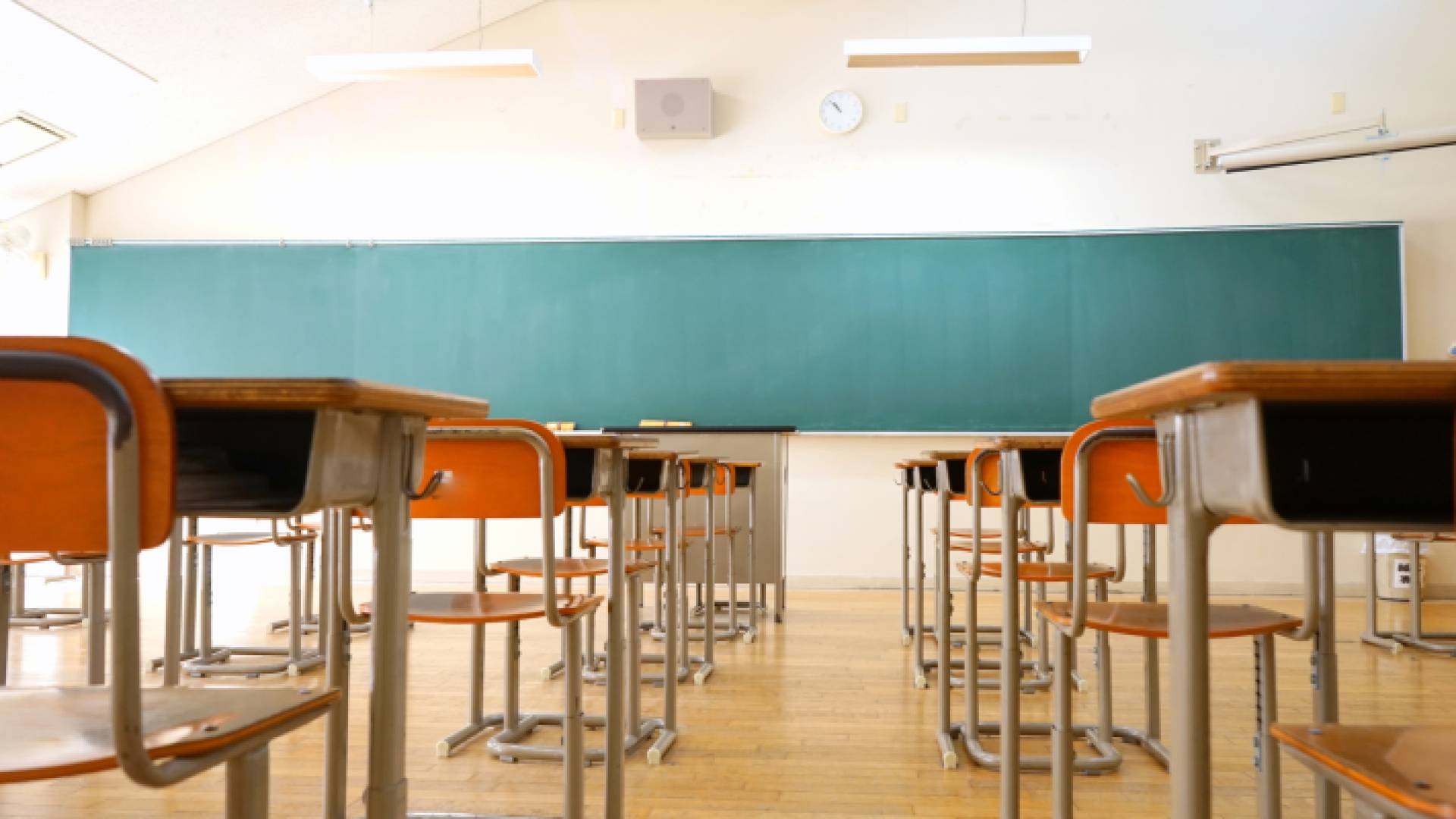 صورة تعبر عن صف مدرسي