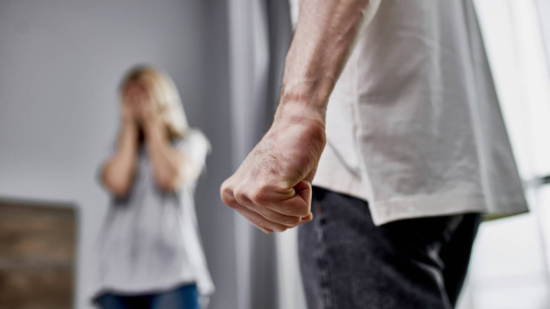 رجل غاضب وامرأة خائفة