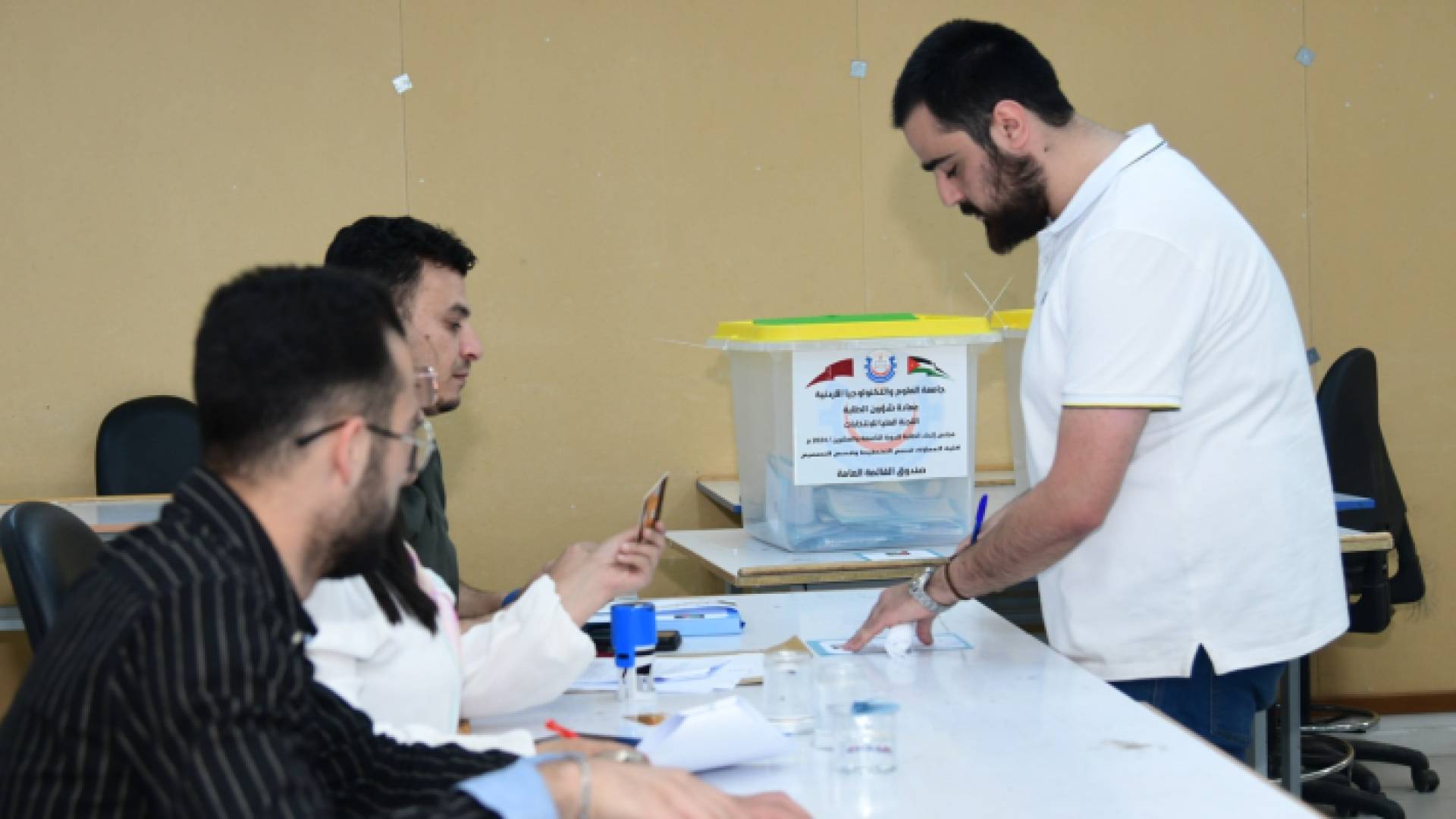 جانب من العملية الانتخابية في جامعة العلوم والتكنولوجيا