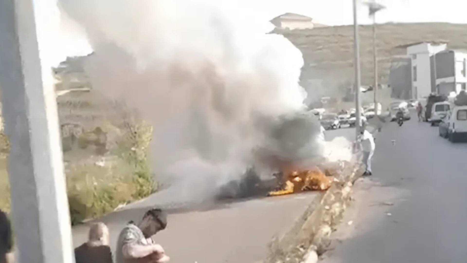 اشتعال النيران بالسيارة التي استهدفتها طائرة مسير للاحتلال