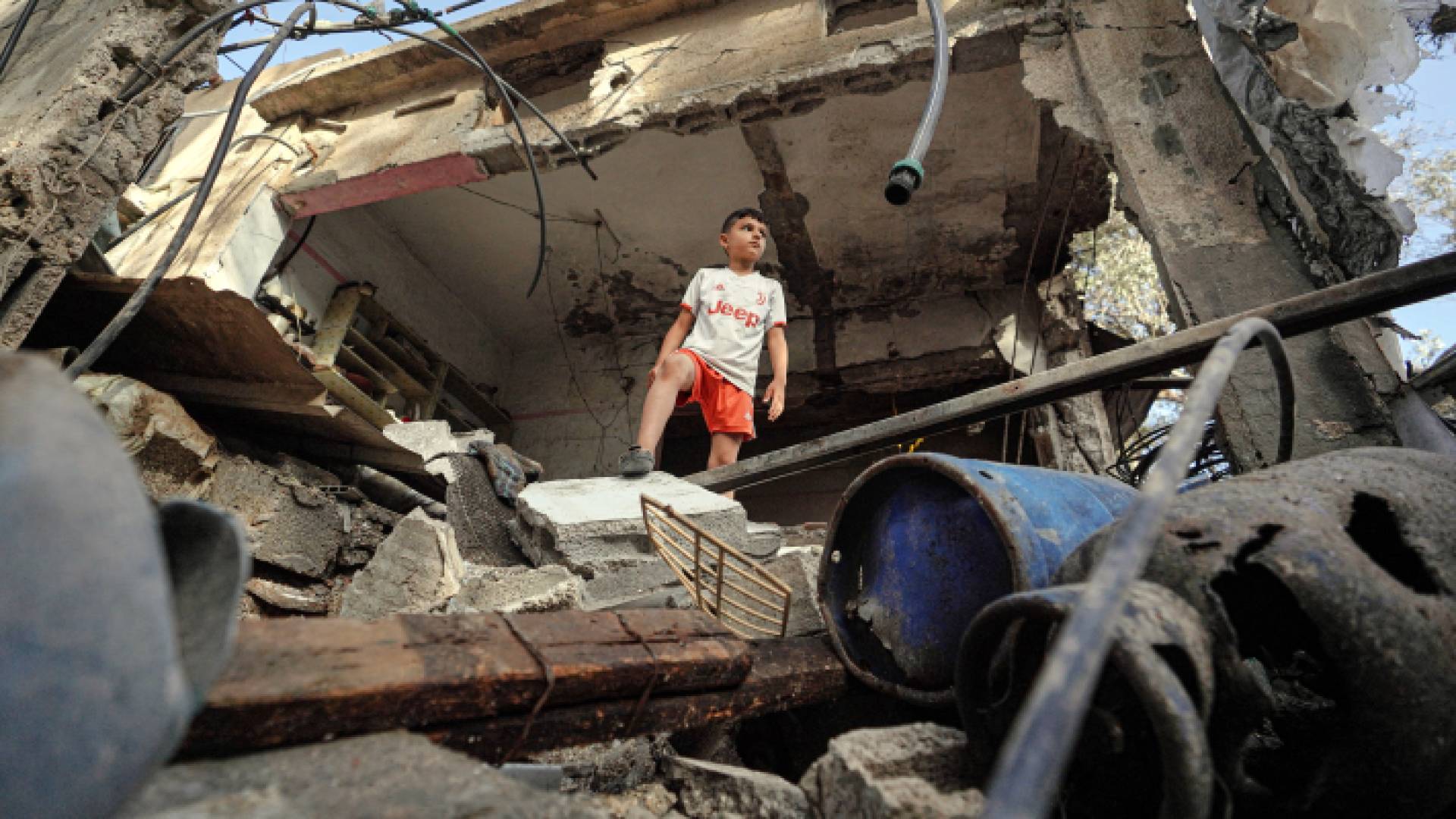طفل في غزة يقف شامخا فوق ركام منزله