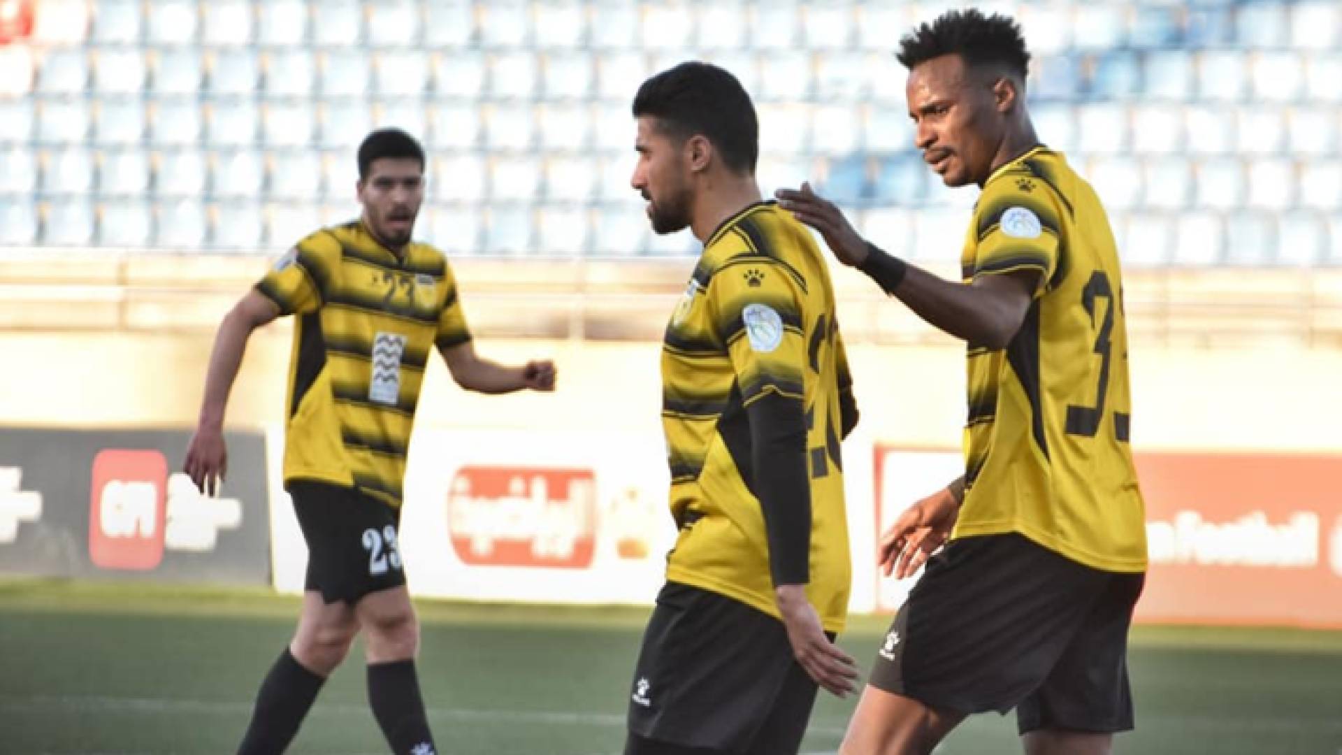 لاعبو الحسين يحتفلون بهدف سابق