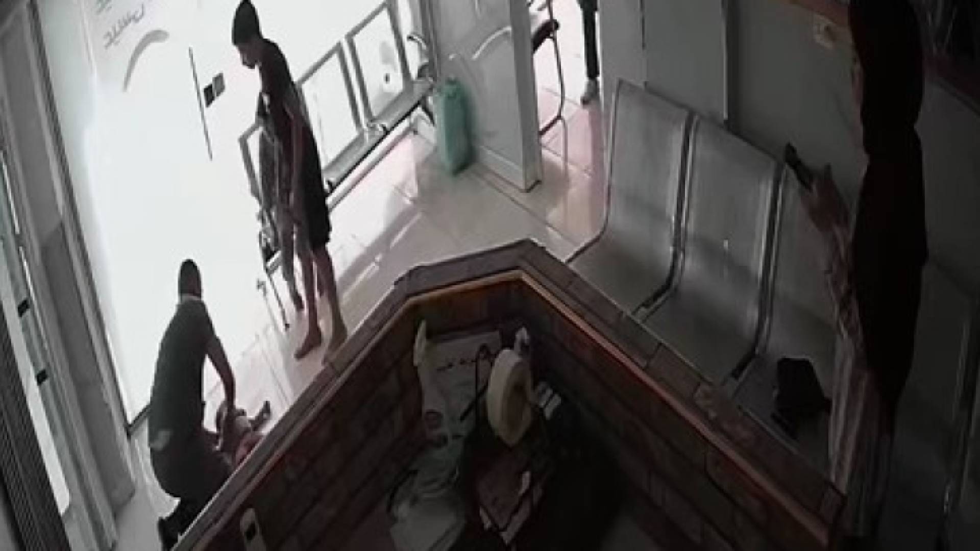 طبيب ينقذ حياة طفلة من الموت في الرصيفة