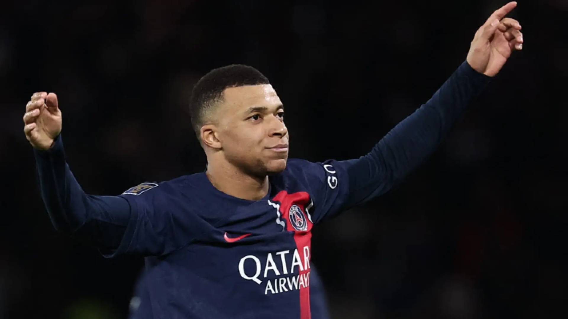 النجم الفرنسي كيليان مبابي بقميص باريس سان جيرمان