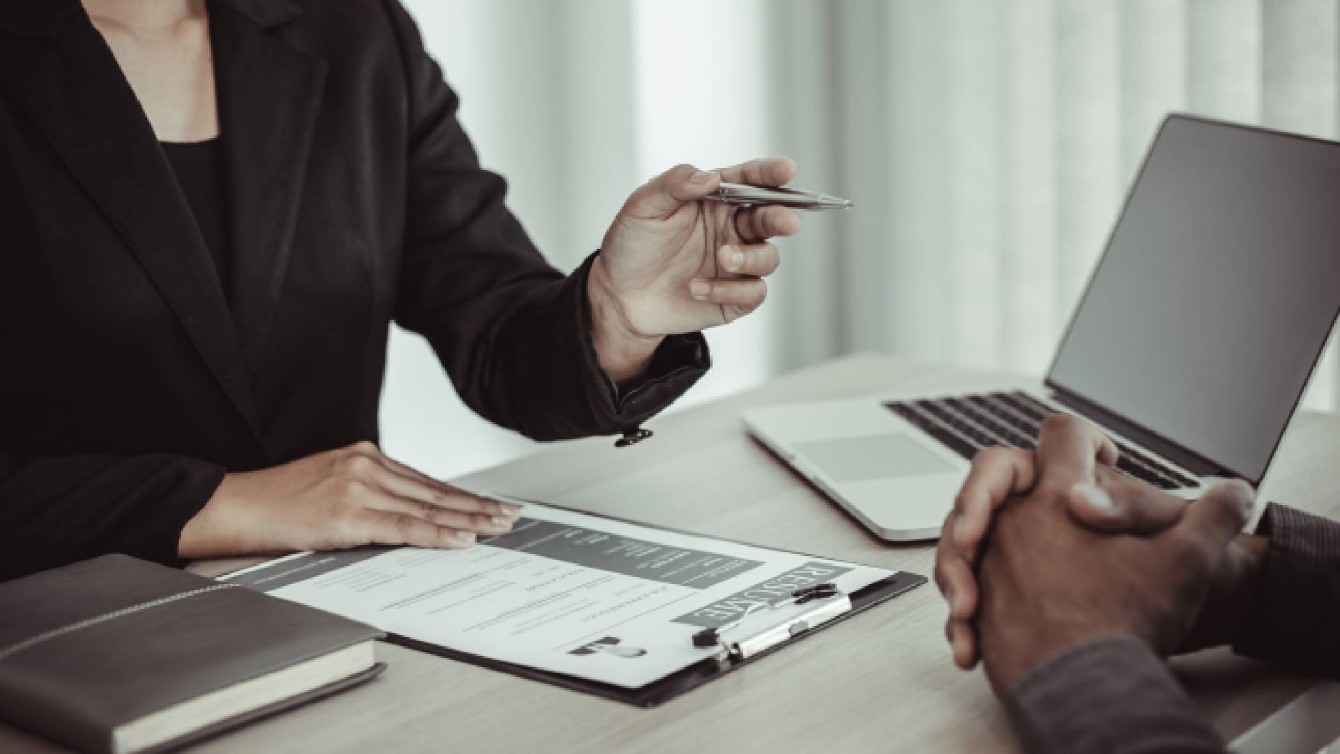 صورة لسيدة تقوم بعملها المكتبي