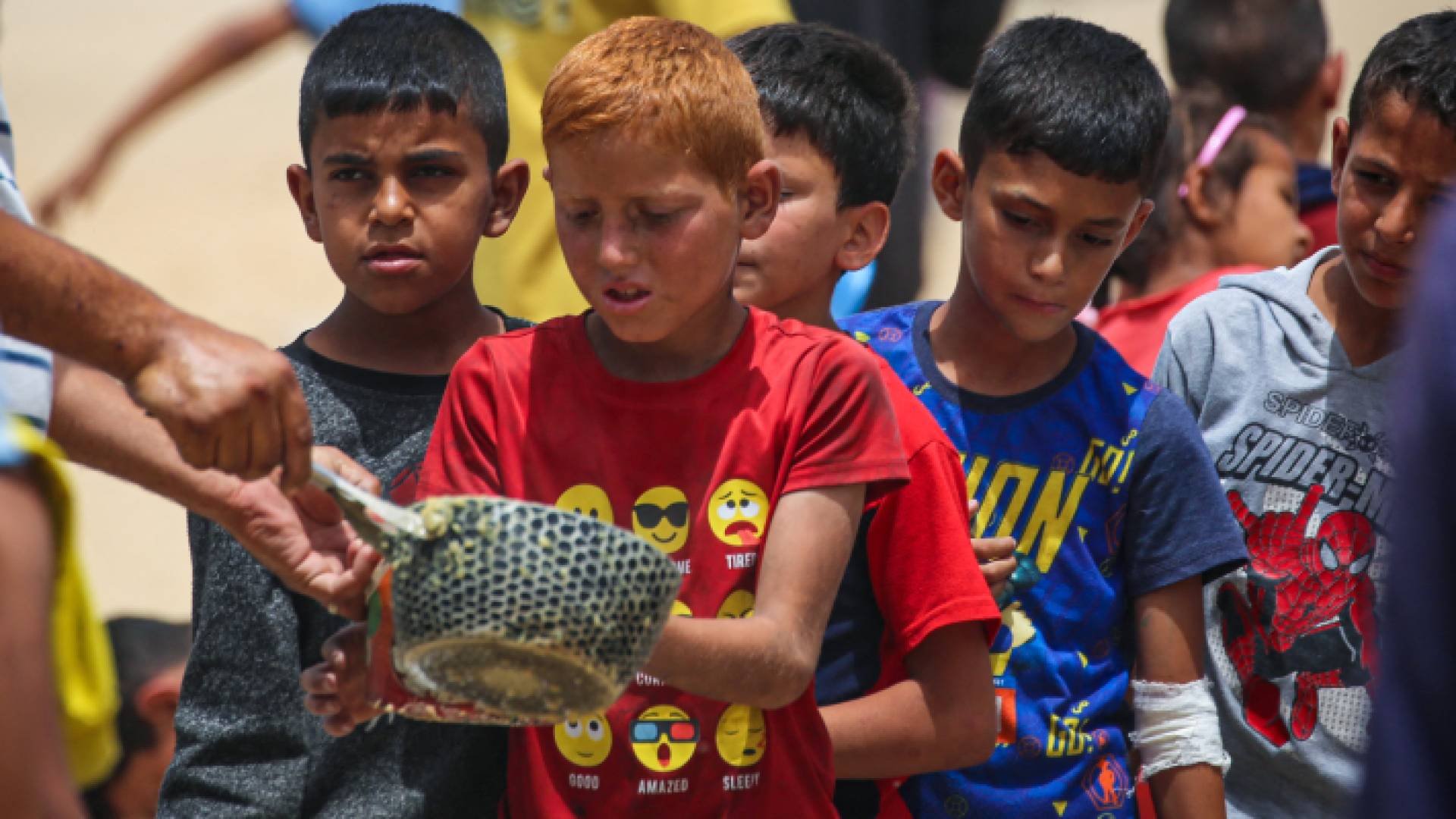 أطفال فلسطينيون نازحون يصطفون للحصول على الطعام في رفح