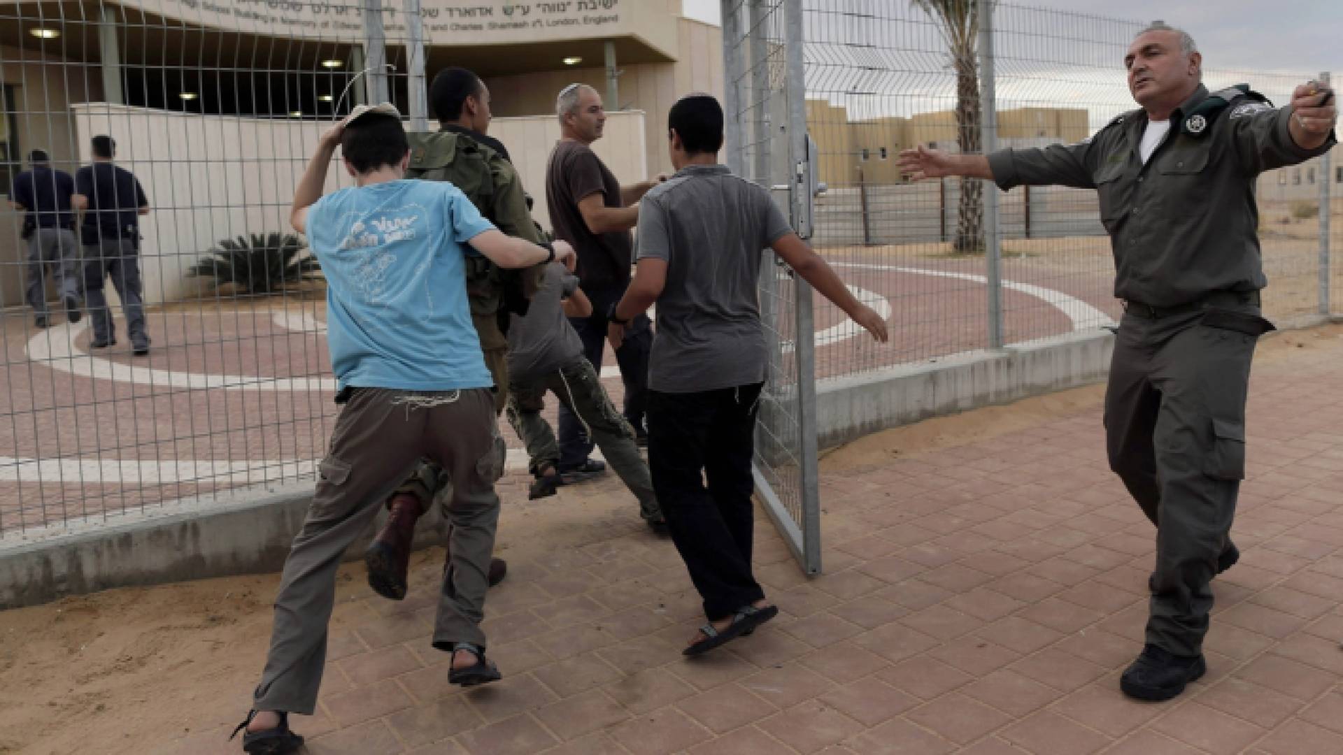 هروب مستوطنين واختبائهم في الملاجئ